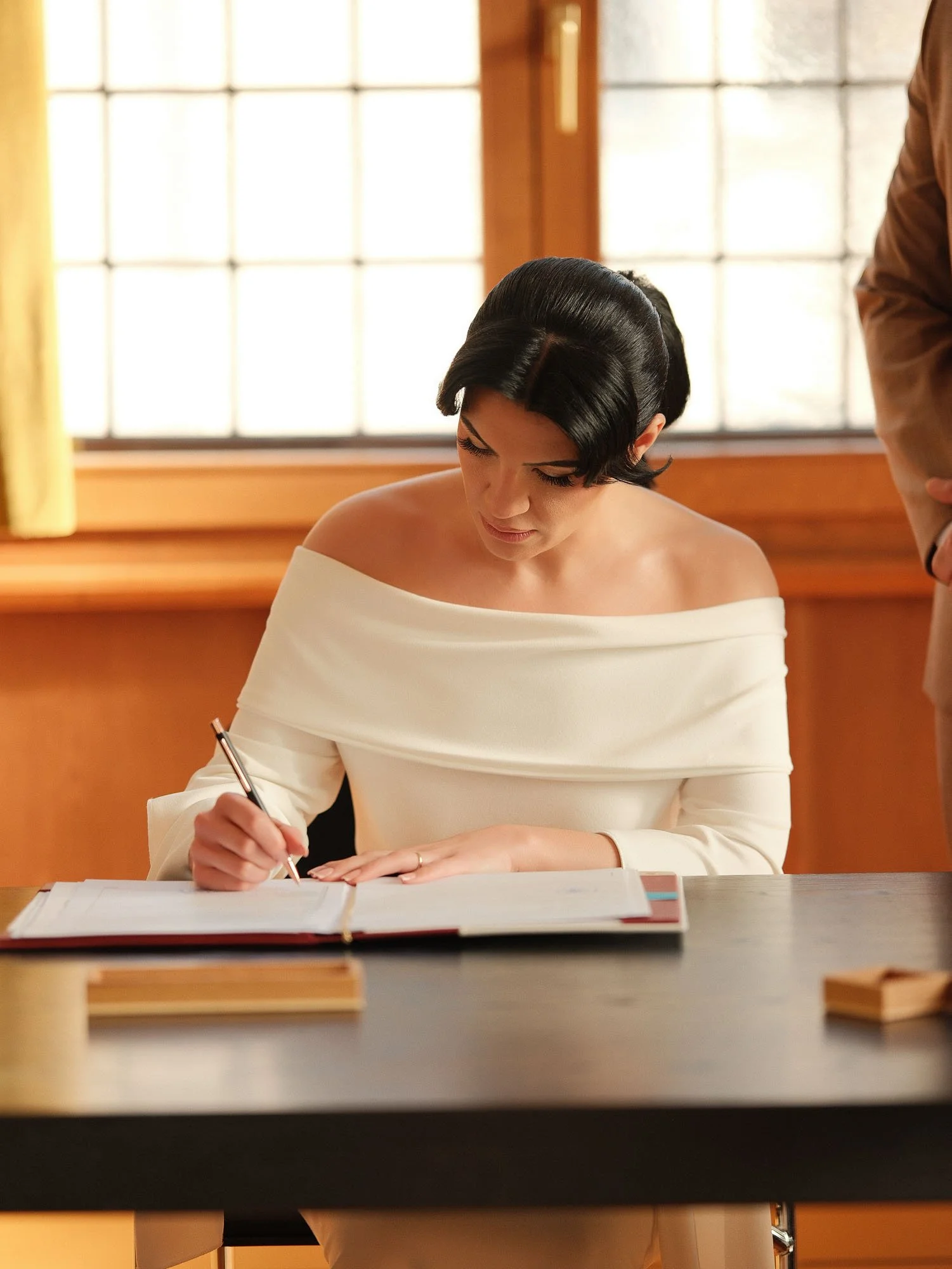 Die Braut unterschreibt die Heiratsurkunde. Dokumentarische Begleitung im Standesamt Rüsselsheim.