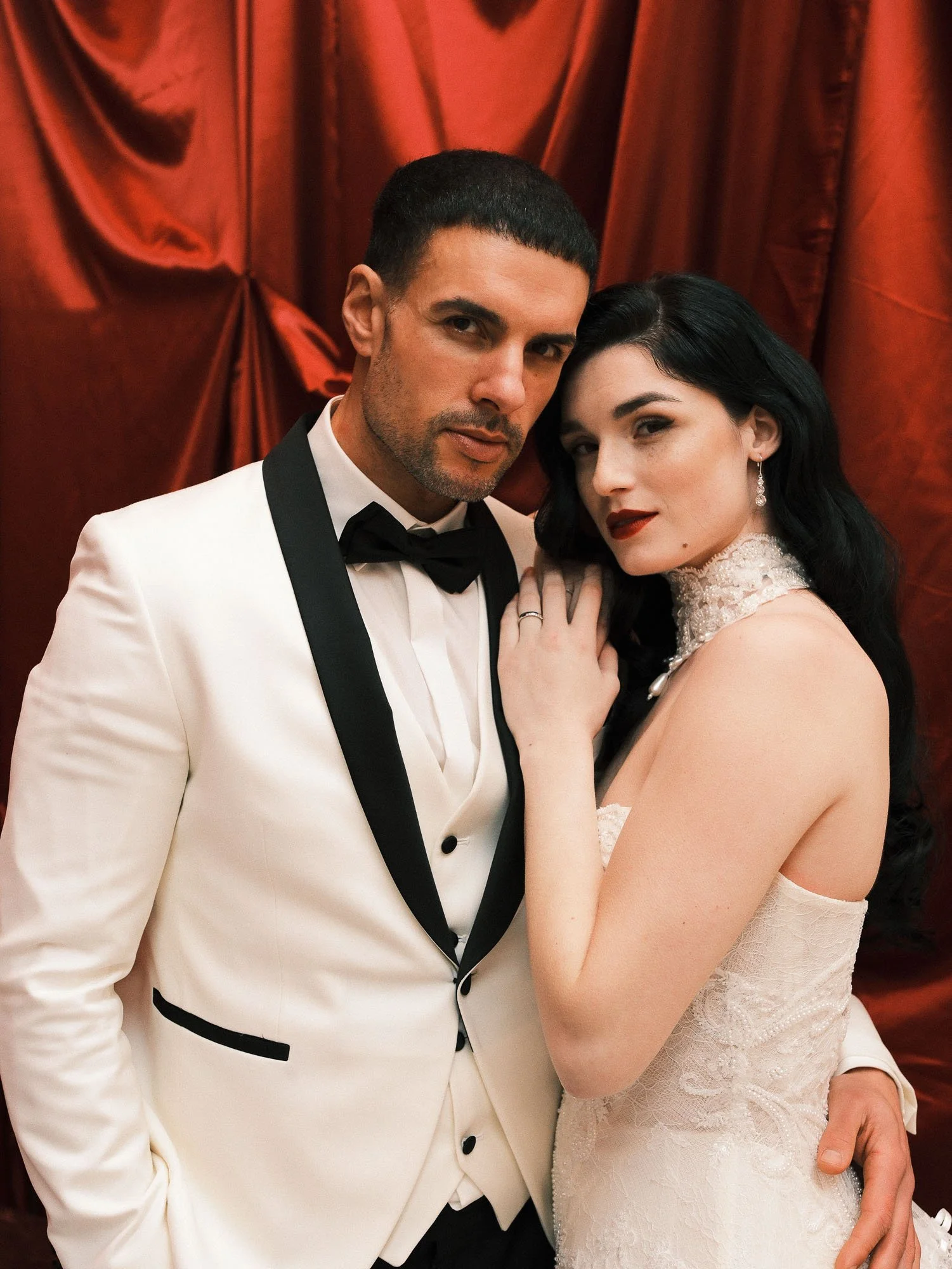 Zeitloses und ruhiges Portrait eines Brautpaares. Authentische Hochzeitsreportage und Paarfotos im Rhein-Main-Gebiet.