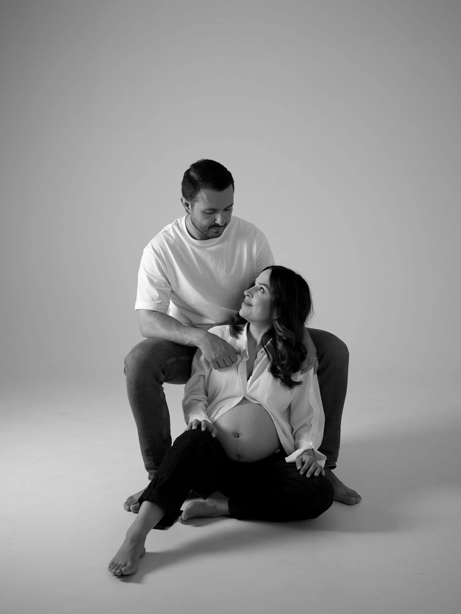 Familien Shooting mit Ehemann und schwangerer Frau. Maternity Shooting im Foto Studio Rüsselsheim.
