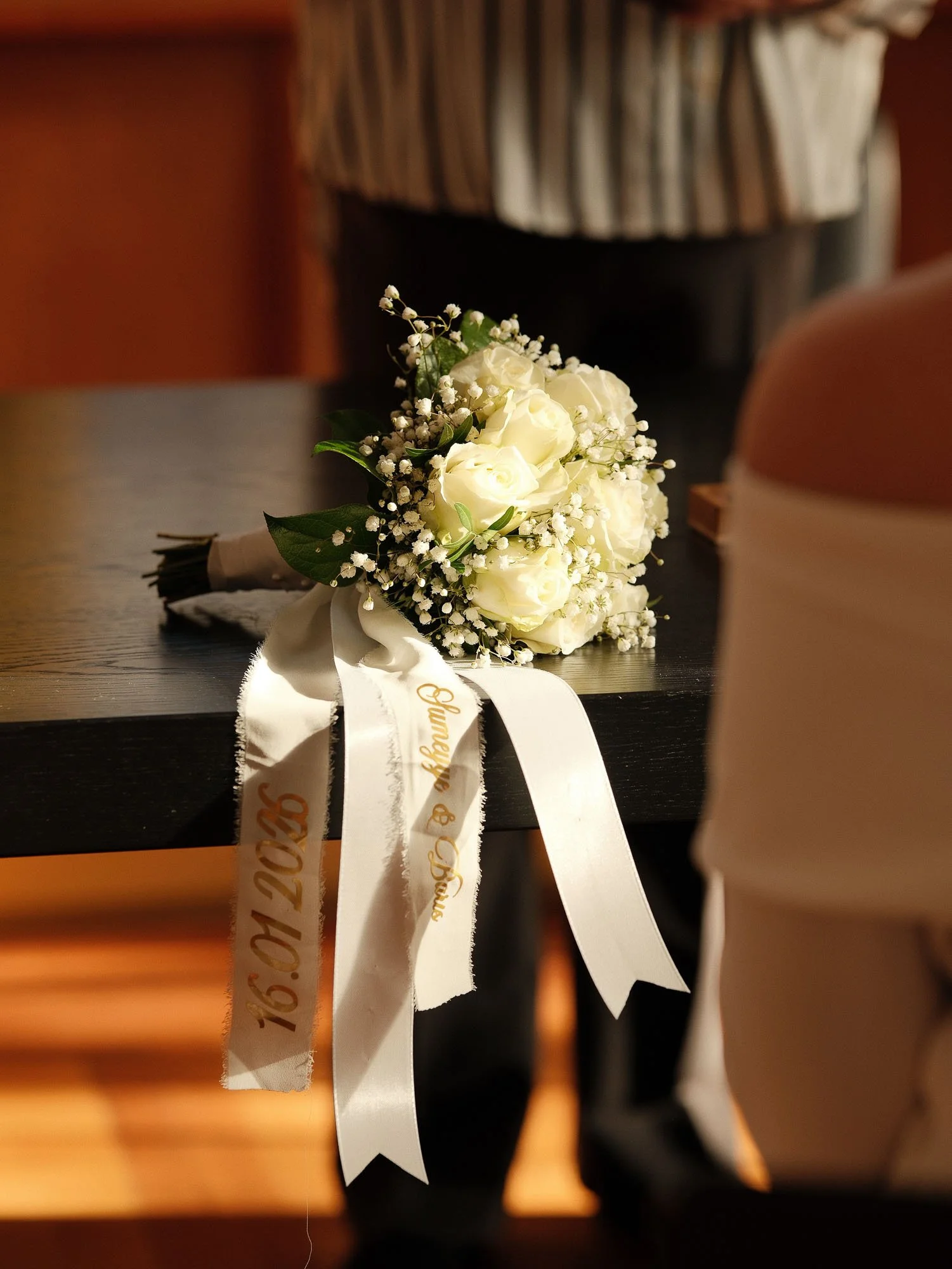 Detailaufnahme des eleganten Brautstraußes vor der standesamtlichen Trauung in Rüsselsheim.