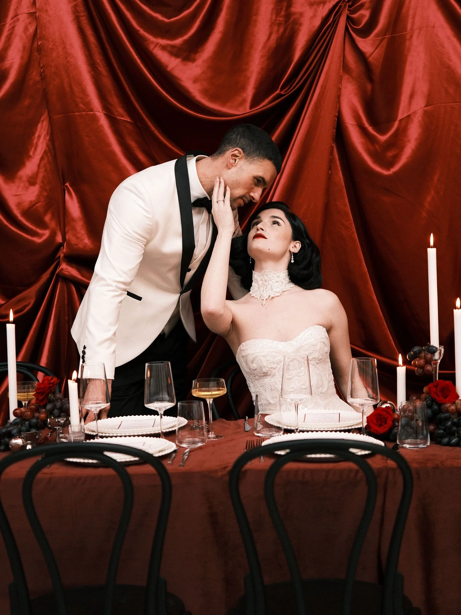 Hochzeitsfotografie Luxus Smoking Brautkleid Tisch 1.jpg