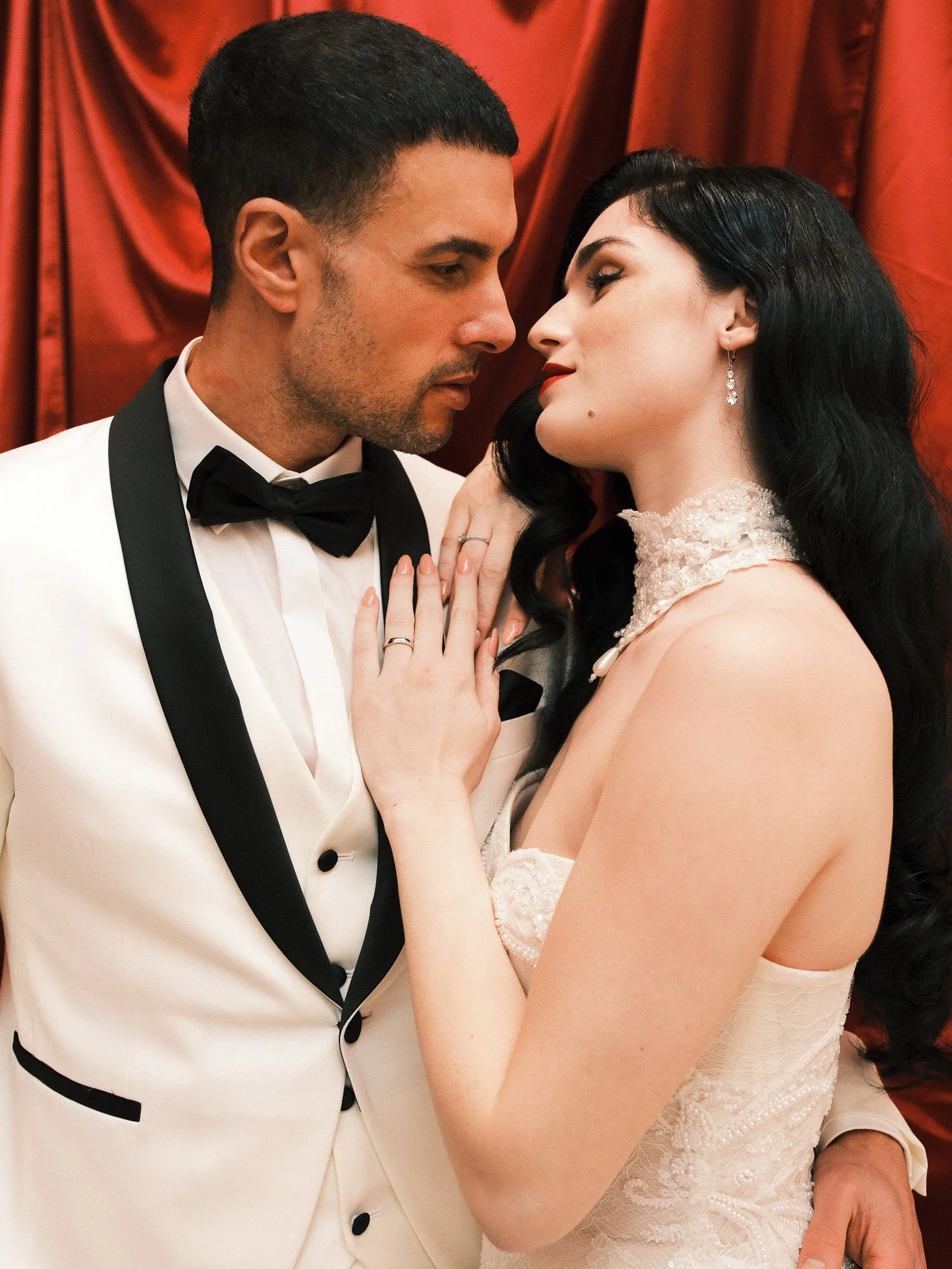 Hochzeitsfotografie Luxus Smoking Brautkleid Kuss 2.jpg