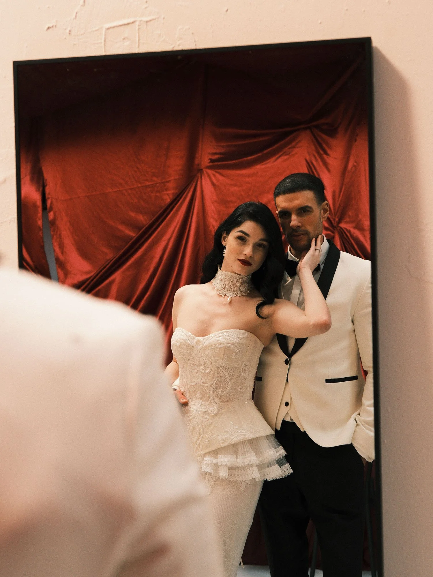 Hochzeitsfotografie Luxus Smoking Brautkleid Spiegel 1.jpg