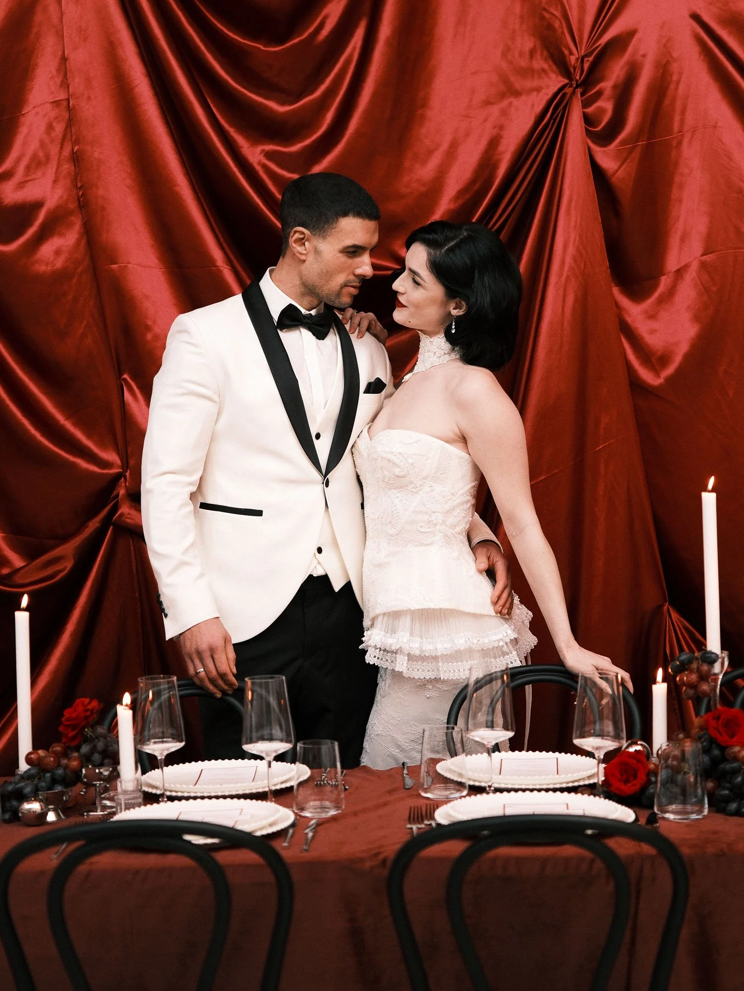 Hochzeitsfotografie Luxus Smoking Brautkleid Tisch 3.jpg