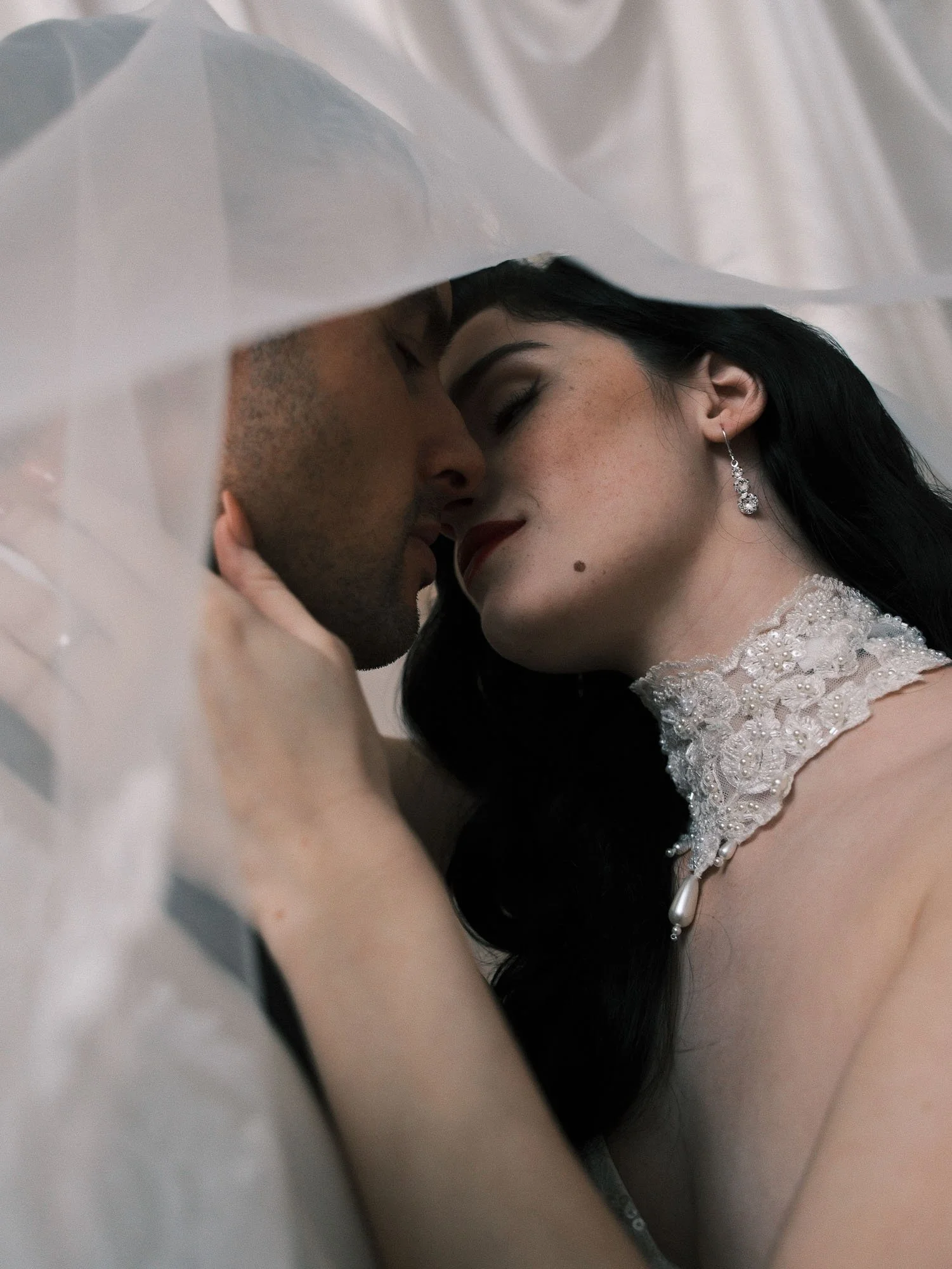 Hochzeitsfotografie Luxus Smoking Brautkleid Weißes Tuch 2.jpg