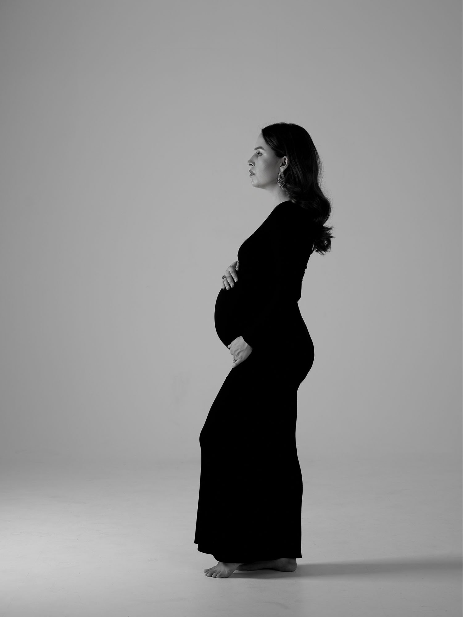 babybauch-shooting-schwarz-weiss-elegant-kleid-fotostudio-frankfurt.jpg