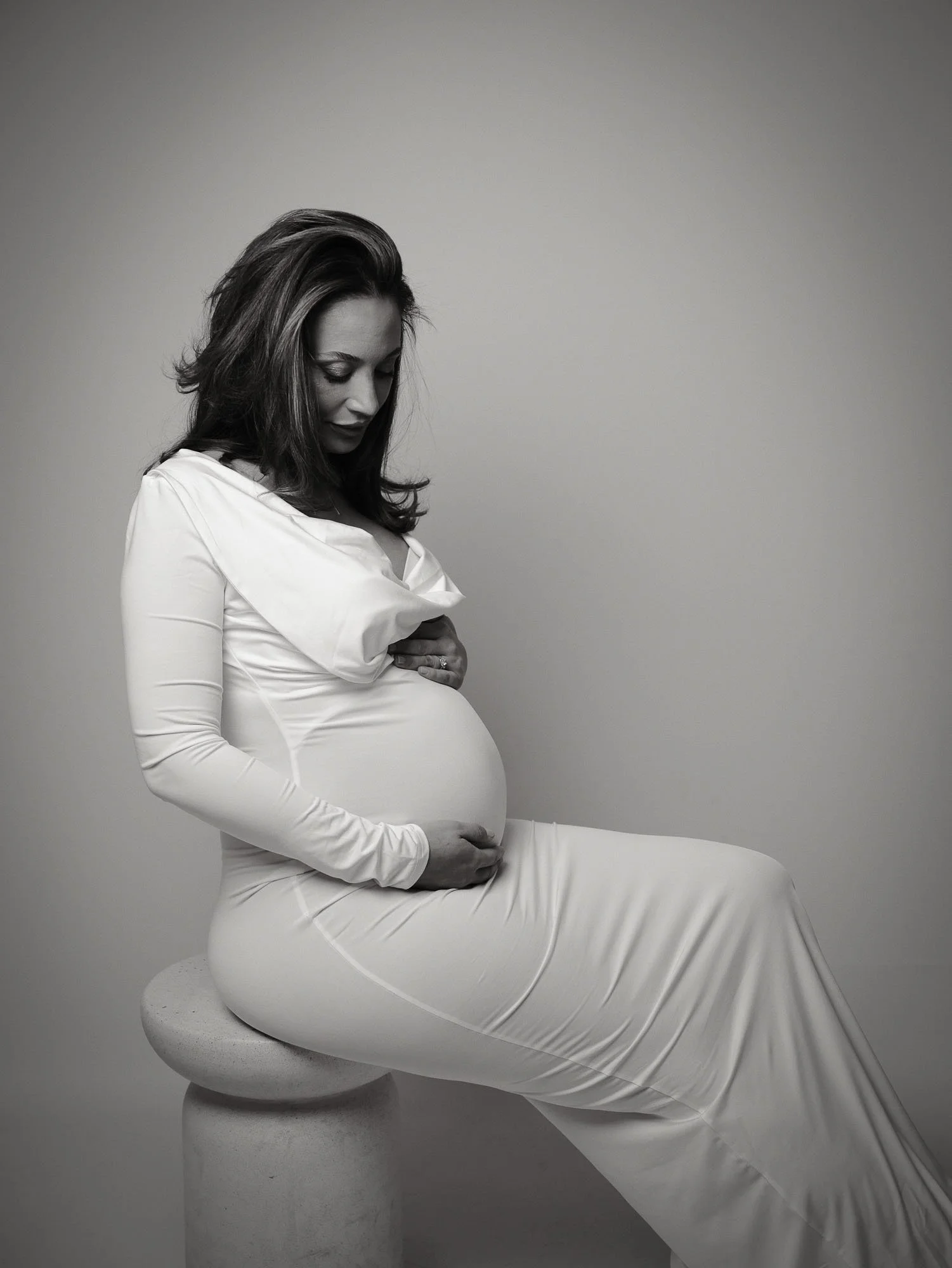 maternity-portrait-minimalistisch-weisses-kleid.jpg