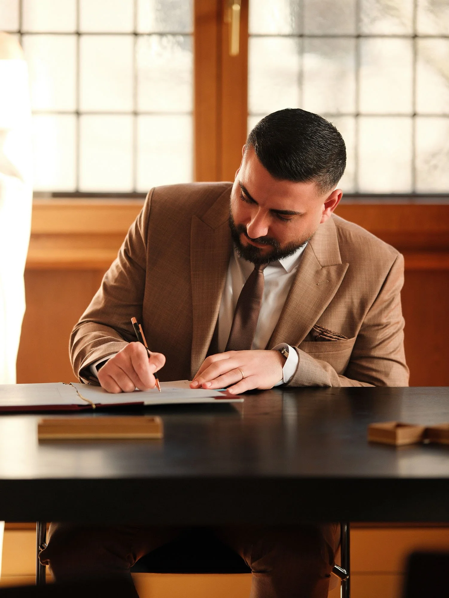 Der Bräutigam bei der Unterschrift. Ungestellte Hochzeitsfotografie im Rhein-Main-Gebiet.