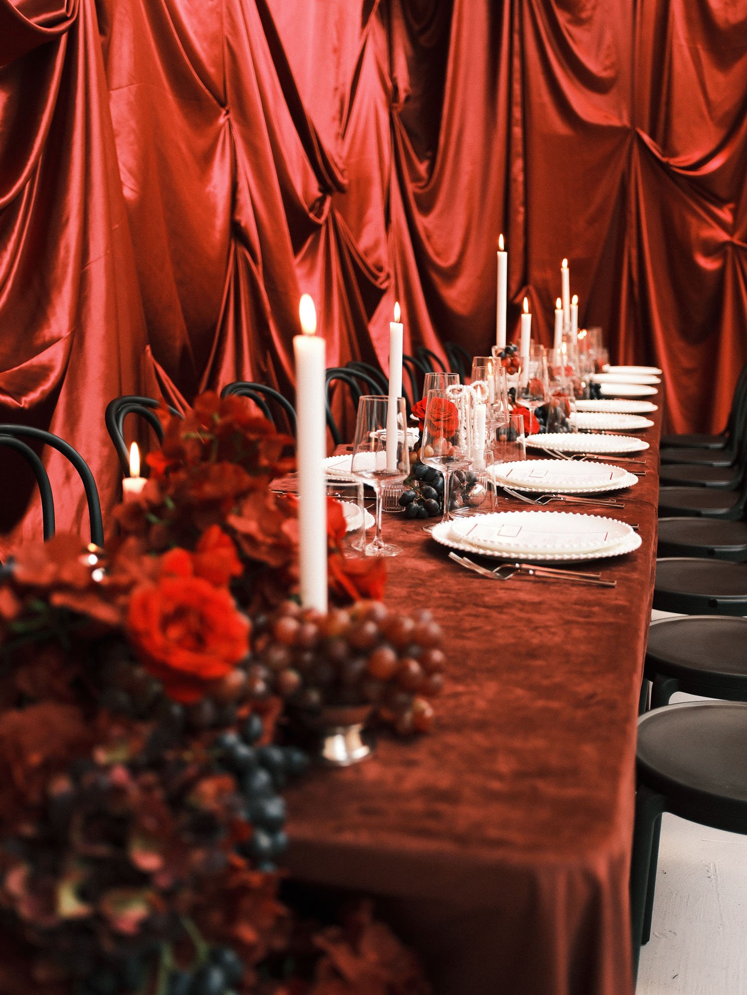 Tisch Hochzeit rote Tischdecke Details.jpg