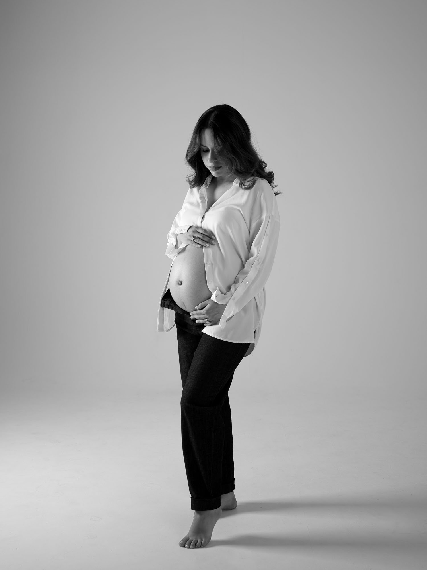 babybauch-portrait-schwarz-weiss-stehend-bluse-studio-rüsselsheim.jpg