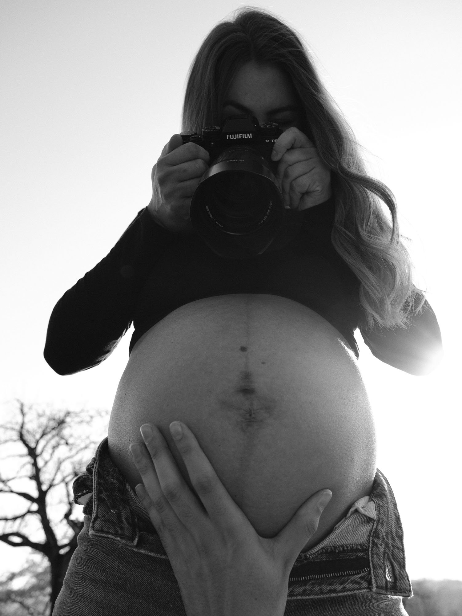 Babybauch Shooting Frankfurt Lohrberg Kamera Schwarz Weiß Outdoor.jpg