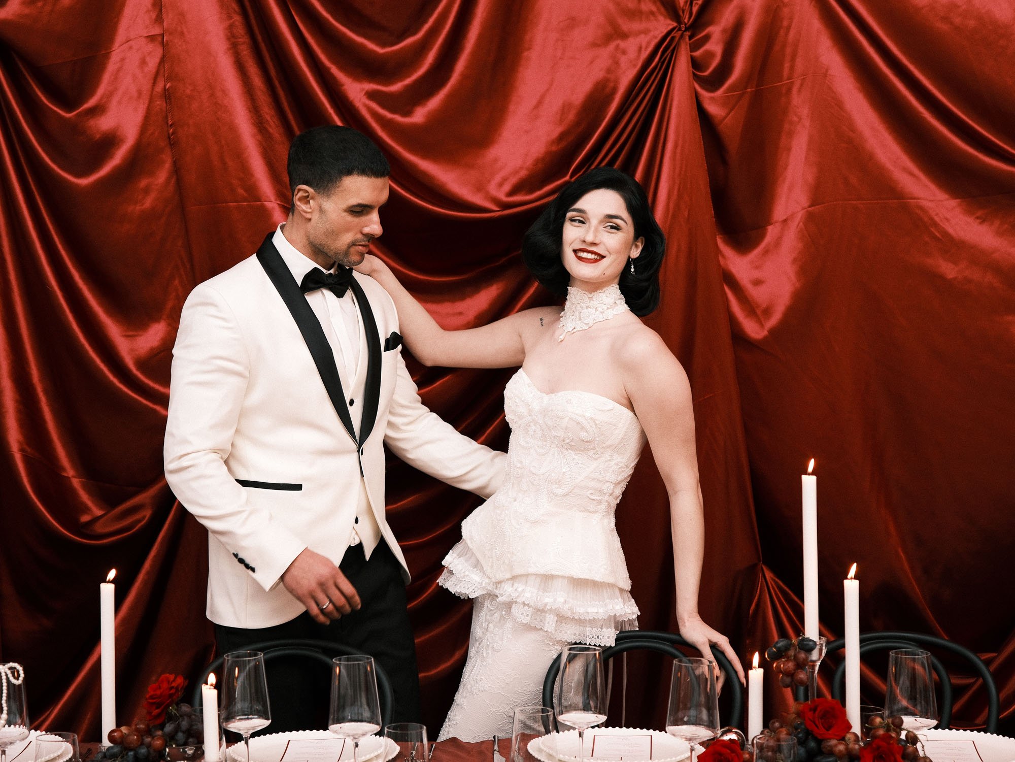 Lachendes Paar im Smoking und Brautkleid. Ungestelltes Lovestory-Shooting im Rhein-Main-Gebiet.