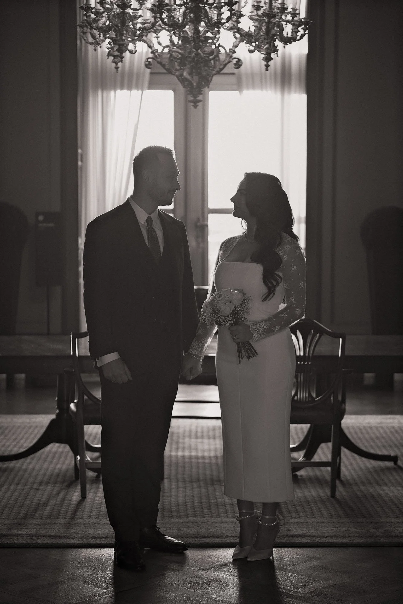 Stimmungsvolles Schwarz-Weiß-Foto der standesamtlichen Trauung. Fokus auf echte Momente im Rhein-Main-Gebiet.