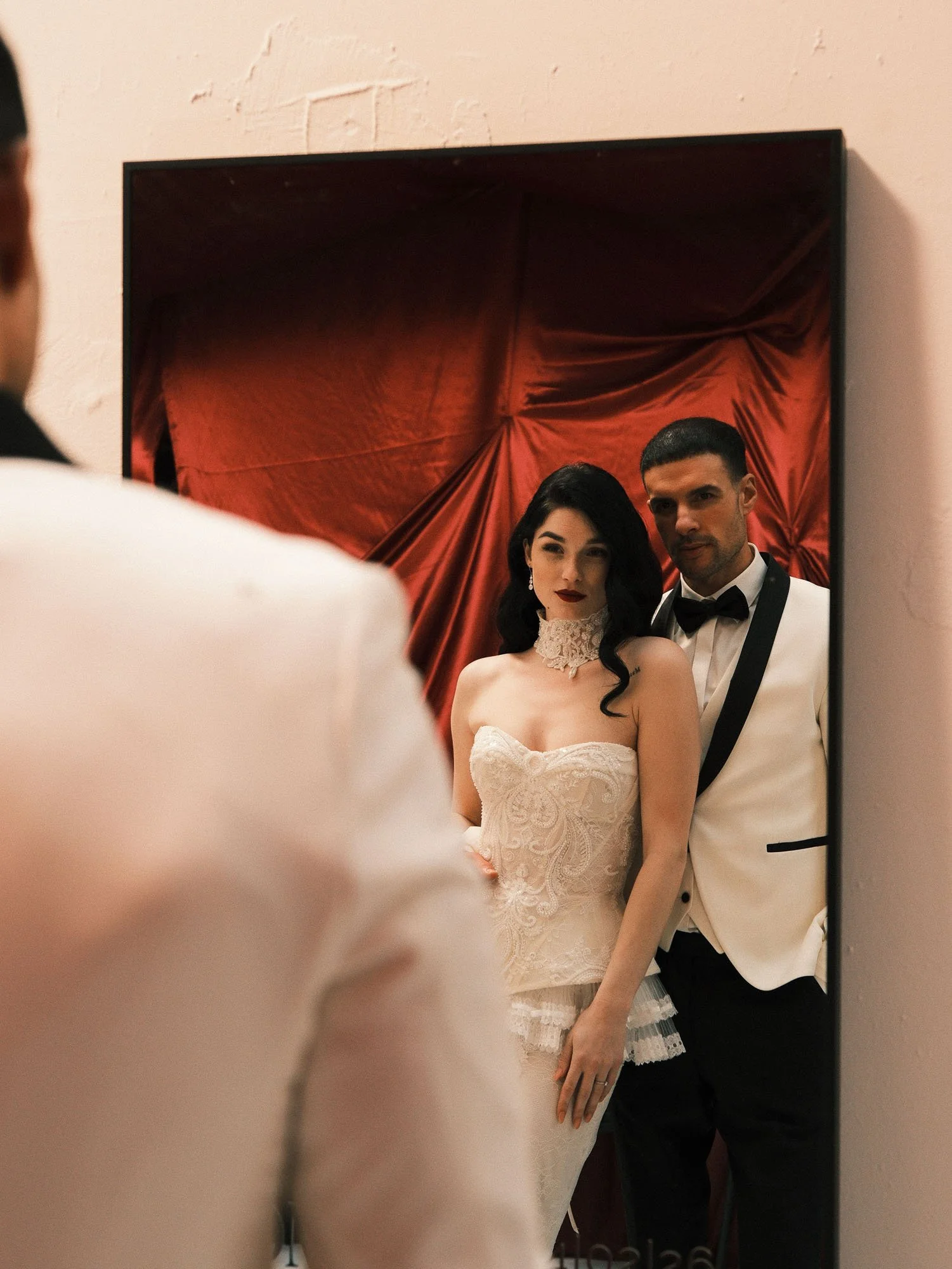 Hochzeitsfotografie Luxus Smoking Brautkleid Spiegel 2.jpg