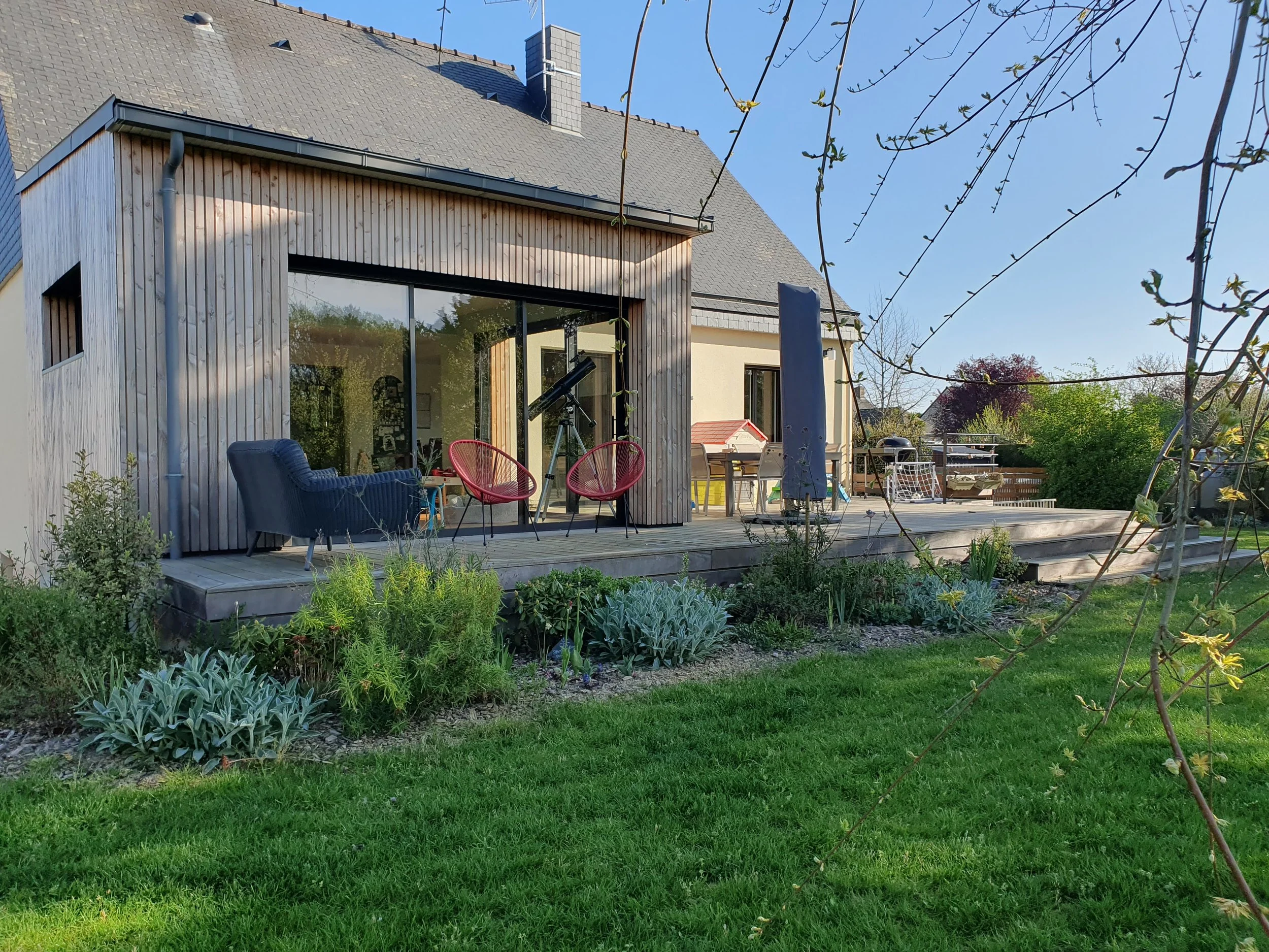 Conception de massifs pour une maison de lotissement Étrelles