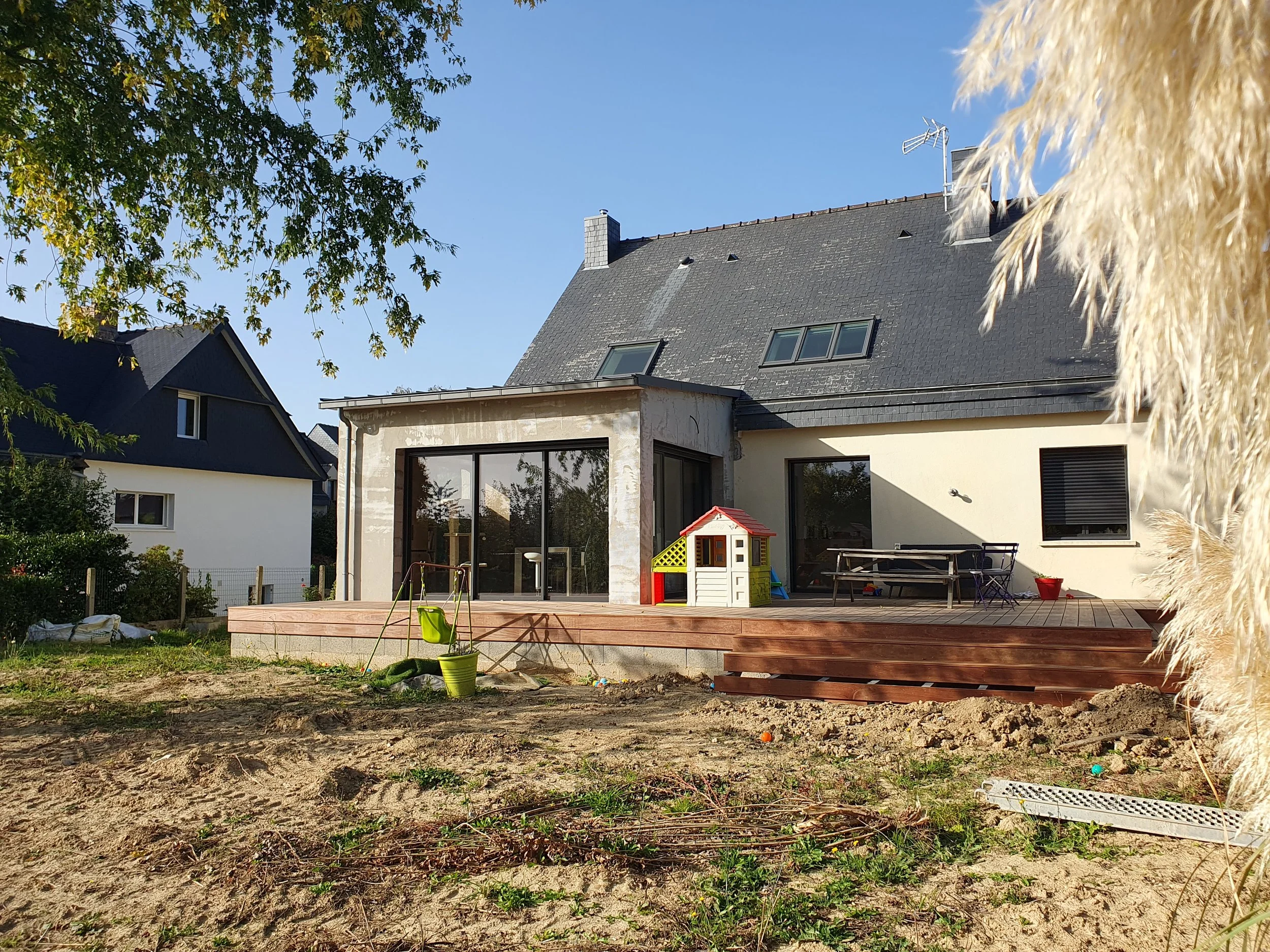 Avant l’aménagement : jardin naturel à Étrelles terrasse en bois – Papote & Dépote