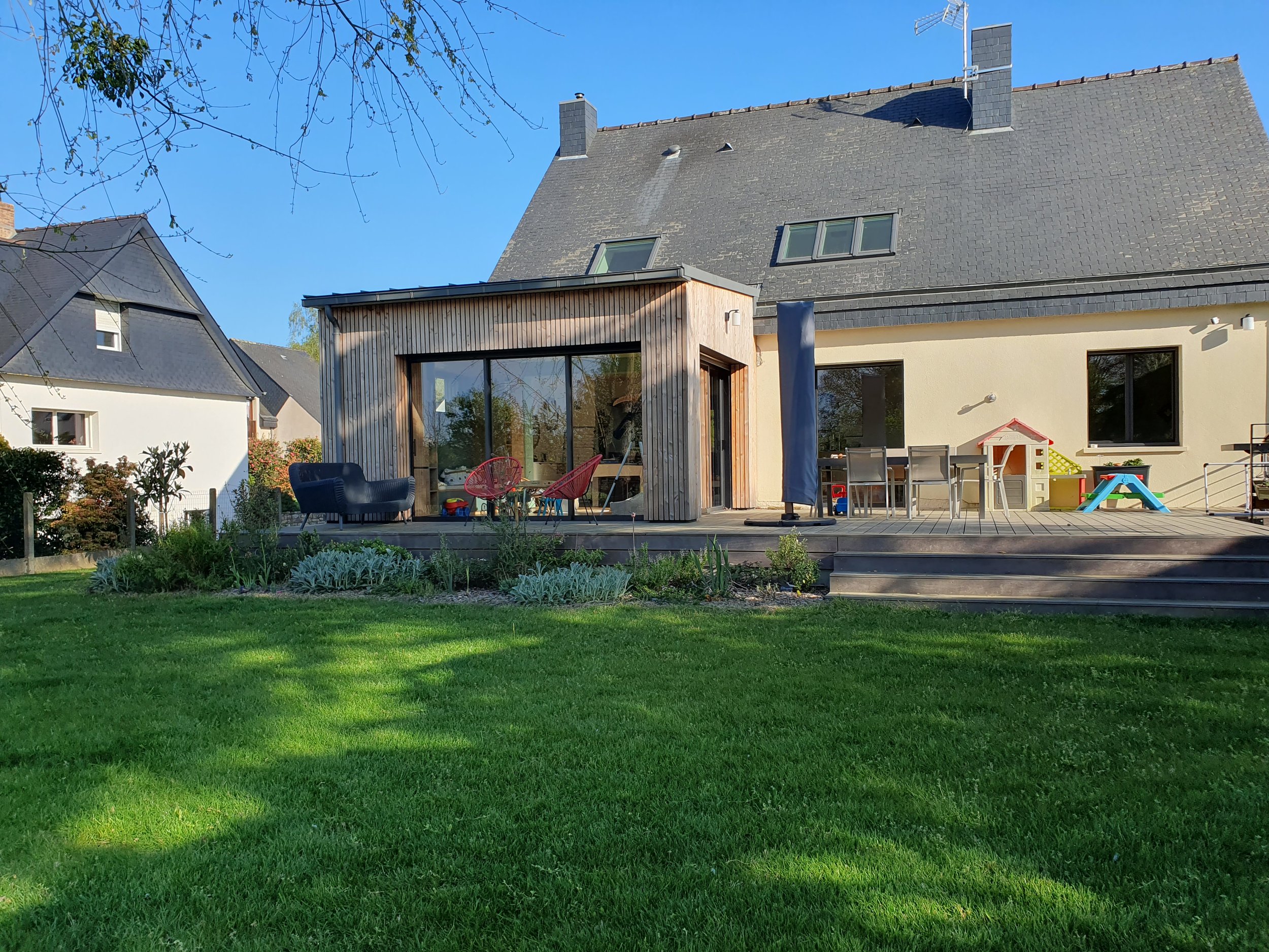 Après l’aménagement : jardin naturel à Étrelles terrasse en bois – Papote & Dépote