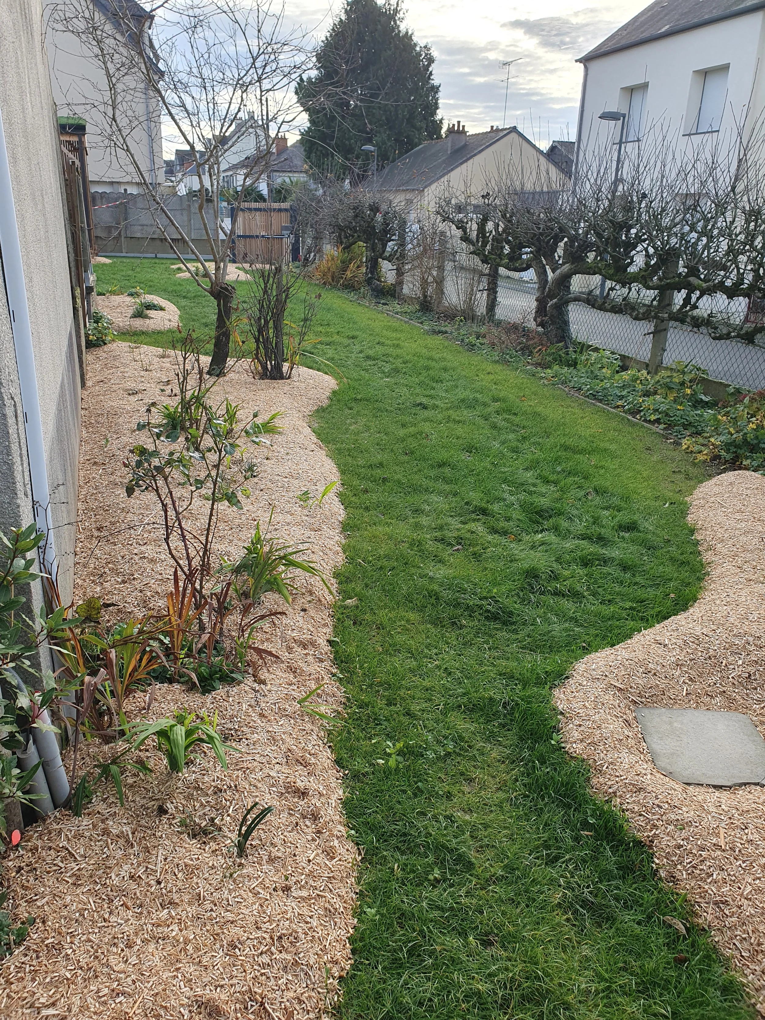 Plantation et paillage des massifs réalisés