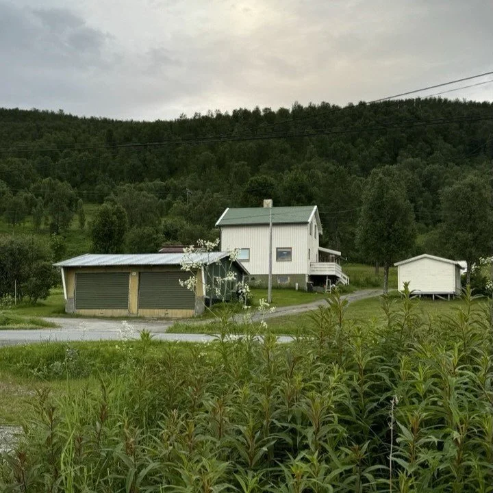 hvitt bolighus i Nord-Norge. Arkitektur av fjordene