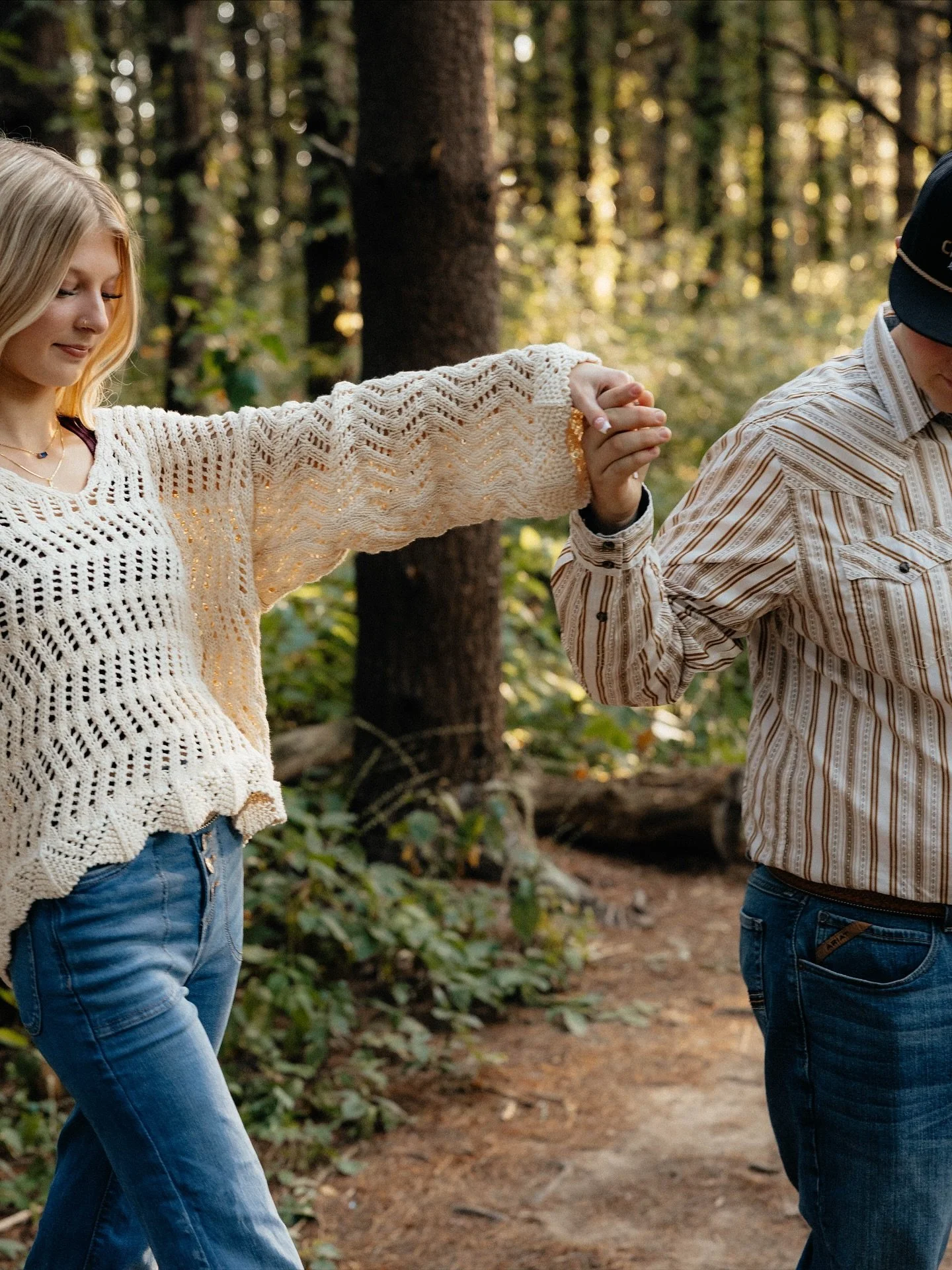 Why choose one type of shoot when you can choose multiple? Senior photos &amp; couples photos for Hailey &amp; Ethan! Sign me up 🤩🤩