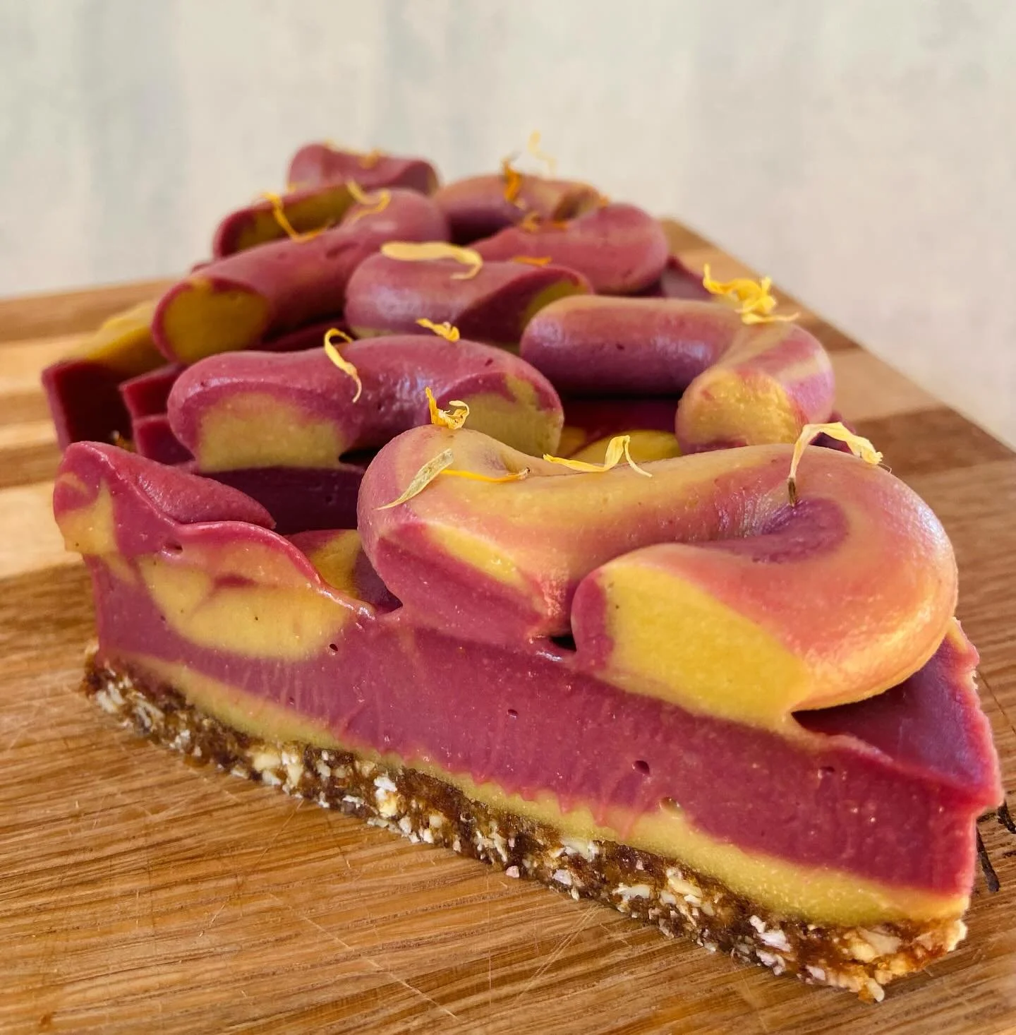 Mossakakor kommer delta i 🌀Wellness weekend 🌀 p&aring; @level2_gym imorgon fredag fr&aring;n 17 till 20:00 ✨ vi erbjuder raw cakes och m&auml;ttande proteinbars, allt v&auml;xtbaserat! Perfekt att ta hem till helgfikat ❤️ kanske vi ses!