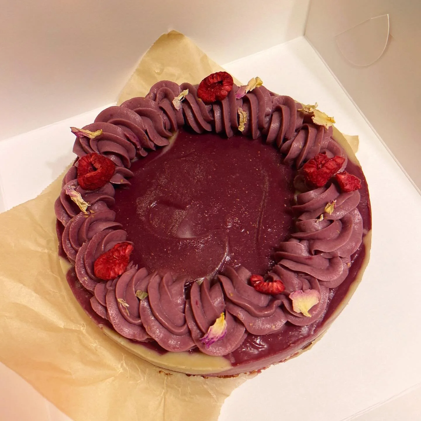 A raspberry cake with vanilla and a chocolate crust from the weekend 🧚🏼🧚🏼 Feel free to call us or send a message if you&rsquo;re interested in ordering a cake. You can find the available flavors, as well as prices and sizes, on our website. All o