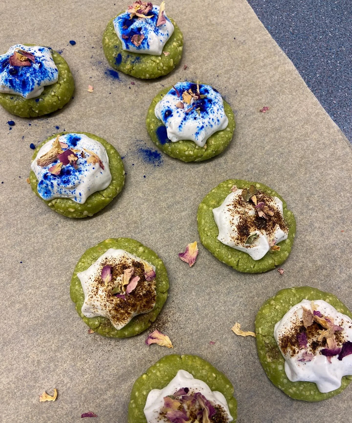 Jag h&ouml;ll i en raw snack workshop idag f&ouml;r @pedersoremi 💚🐬 s&aring; fina verk! 🎈❤️&zwj;🔥 bra jobbat alla!