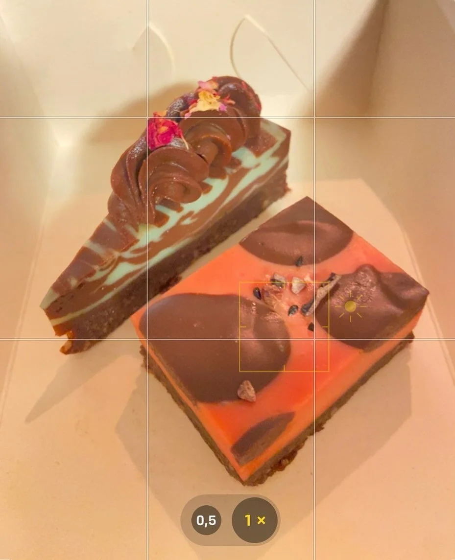 International Vegan Day p&aring; l&ouml;rdag! Fira med n&aring;got riktigt gott, tv&aring; raw cakes (mintchoko och fazerina) f&ouml;r 7 euro 🌺❤️&zwj;🔥 S&auml;nd ett dm eller mail ifall du vill best&auml;lla en helgbox! ✨ Upph&auml;mtning sker p&ar