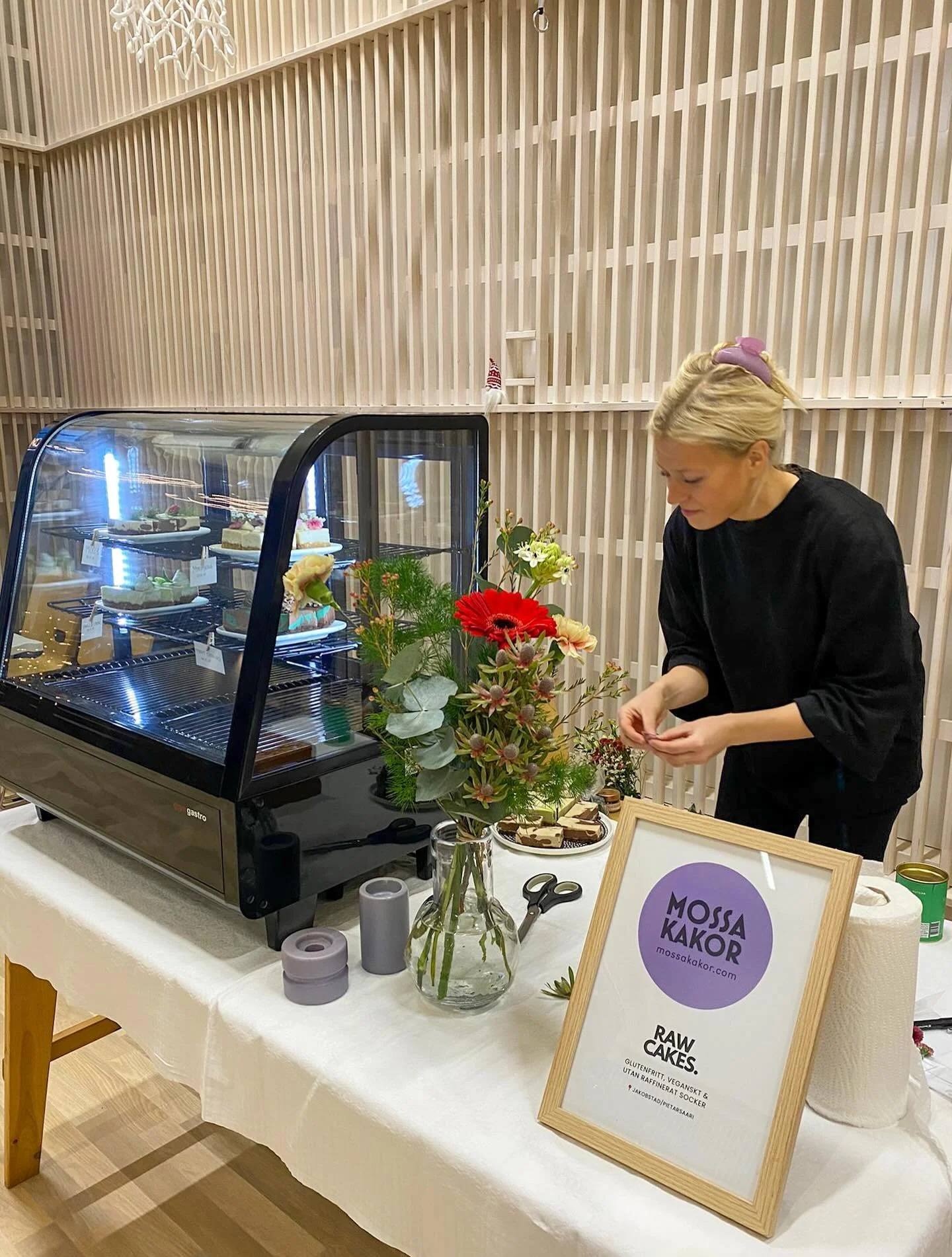 Ge vintern lite extra v&auml;rme med v&aring;ra raw cakes ❣️ 100% veganska, helt utan vitt socker och gjorda p&aring; glutenfria ingredienser &ndash; men fulla av smak och energi 🌺 Bakade p&aring; naturliga ingredienser som cashews, dadlar, b&auml;r