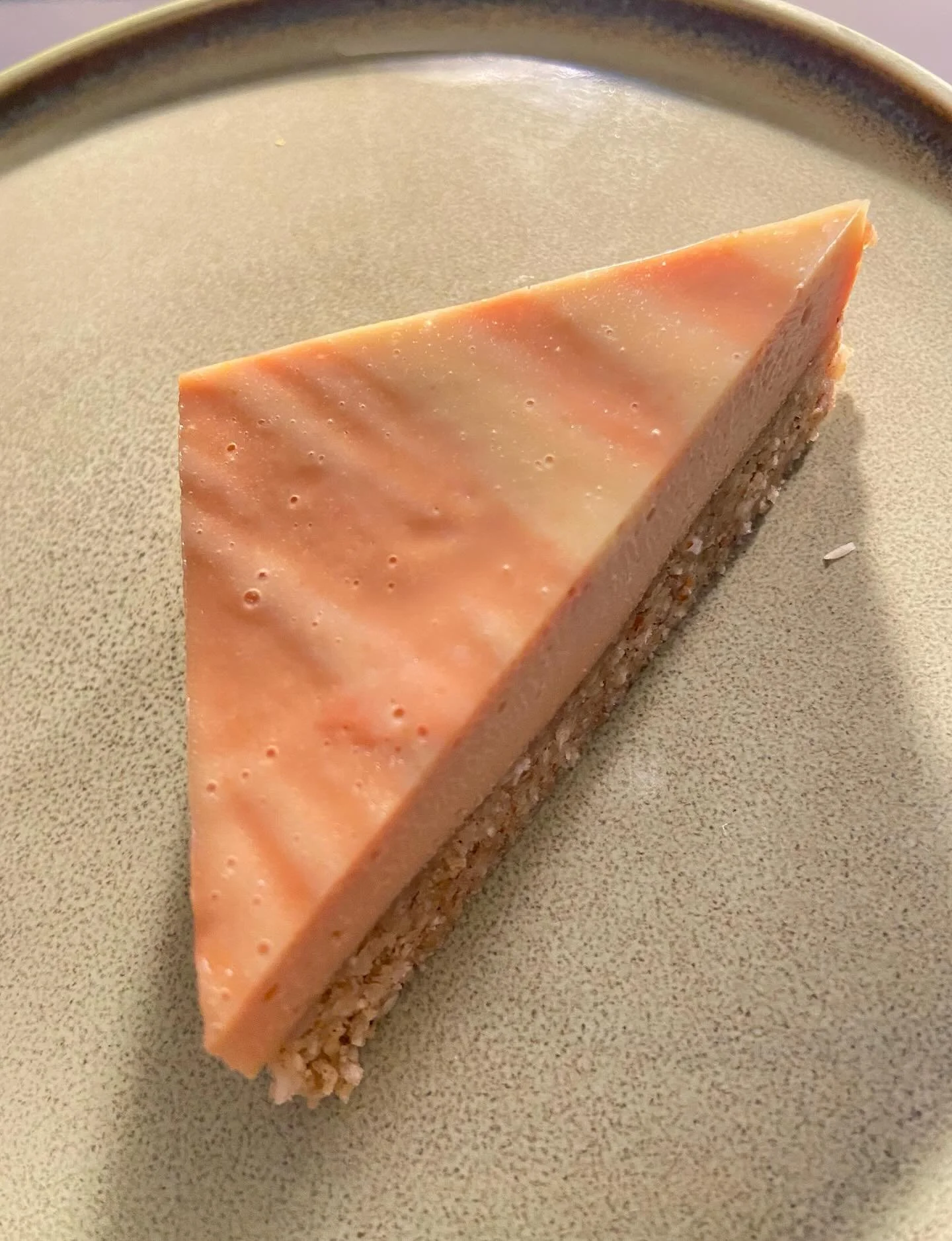 Julboxen finns hela december, h&auml;mtas fr&aring;n Sandsund 🍒🌹🌿🍇🍷 Apelsin pepparkaka &bull; Salt choklad jordn&ouml;t &bull; Saffran vitchoklad &bull; Mintchoklad 

Kakorna inneh&aring;ller n&ouml;tter och mandel.