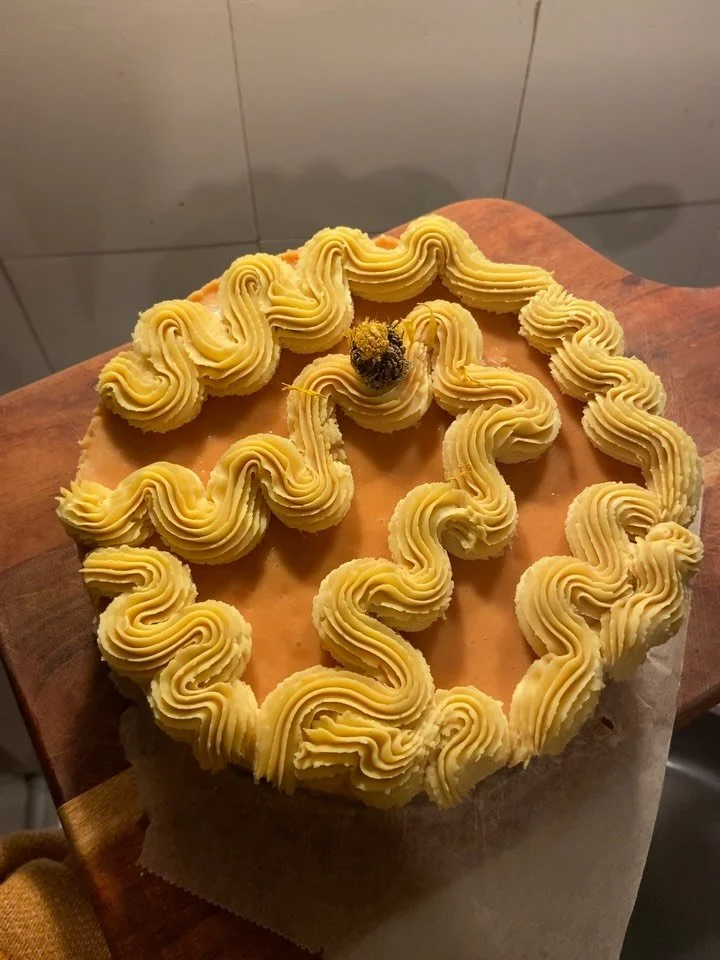 Gott nytt &aring;r fr&aring;n Mossa! 💘 F&ouml;rsta videon &auml;r en pepparkaka apelsin raw cake med semi bittert botten av valn&ouml;tter 🍊 andra &auml;r saffran vitchoklad kakan. Tack till alla som k&ouml;pt kakor och testat julboxen ❣️ #rawcakes