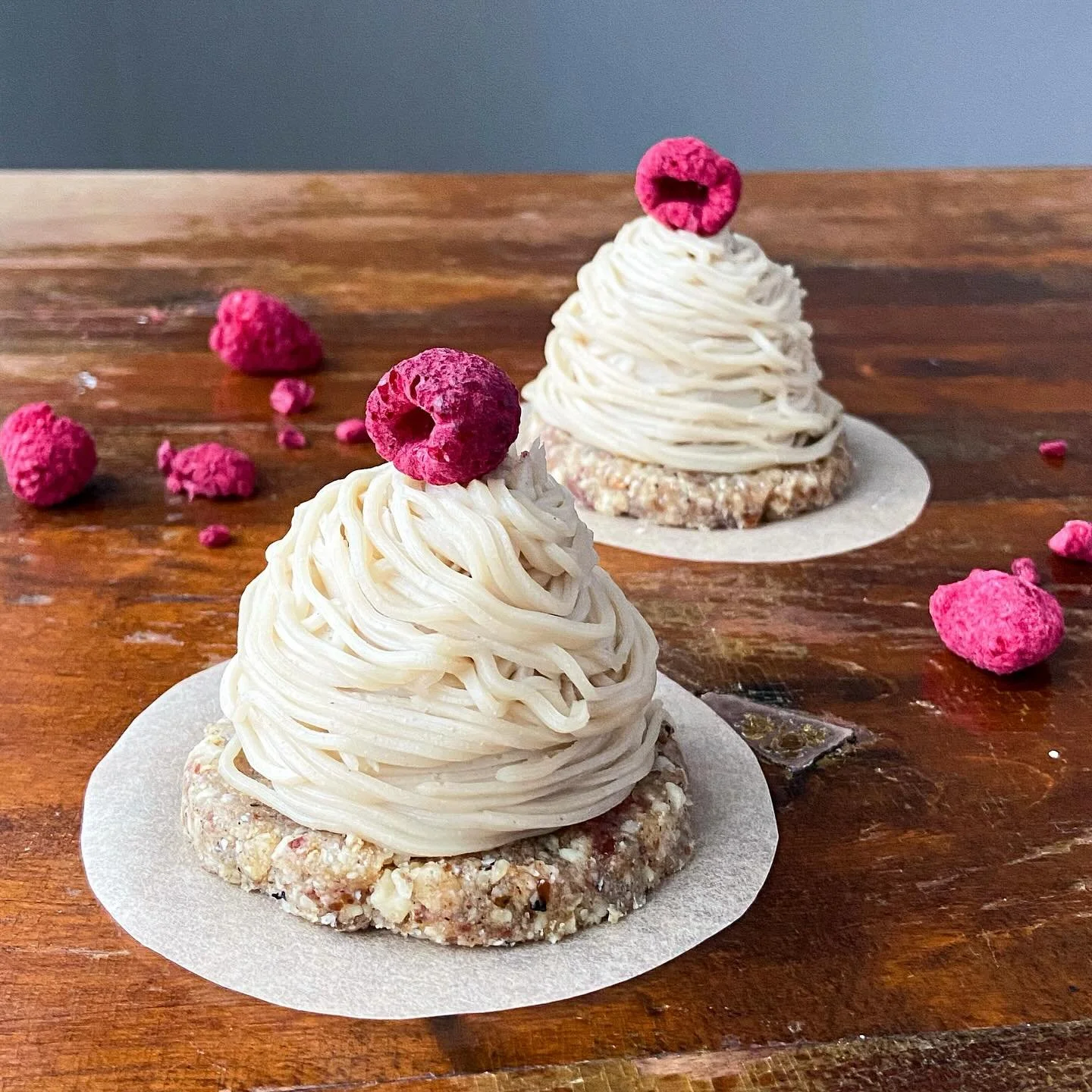 SEASONAL TREAT &mdash; Raw Runeberg Cake 💓
Order now until 5th of February.
Place your order via DM or email info@mossakakor.com a few days in advance.

🌀 Bitter almond cream, cardamom crust &amp; raw raspberry jam.

Design inspired by classic Fren