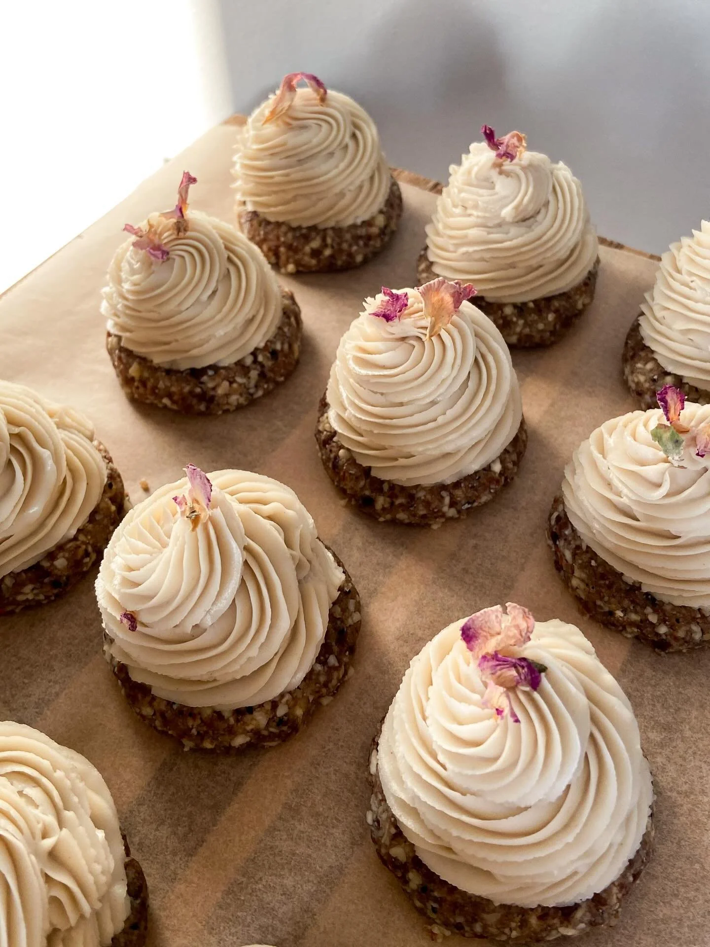 You can now find Raw Runeberg Cake (in a bit smaller sizes) at @skorpanjakobstad 🩷

Bitter almond cashew cream, cardamom crust &amp; raw raspberry jam, topped with pink dried roses 🥀🥀

Go get yours this week! 📦🌷🌞
#rawcakes