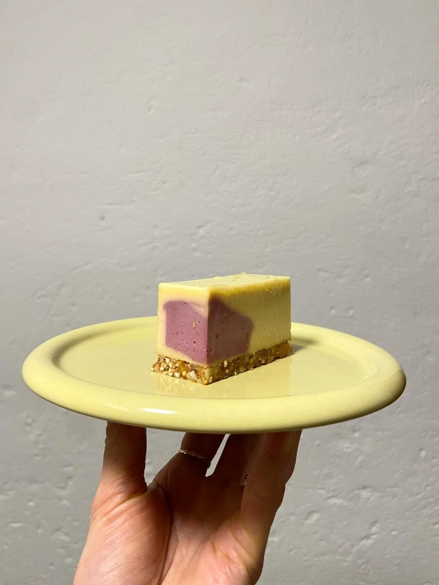 Weekend cake! A new very light (cheese)cake made with freeze dried peaches 🍑 fit&rsquo;s nicely to this pre-spring season when days become brighter and longer 🌞✨ 

A vegan semi raw peach cake with hidden raspberry cubes. Made on a crunchy apricot c