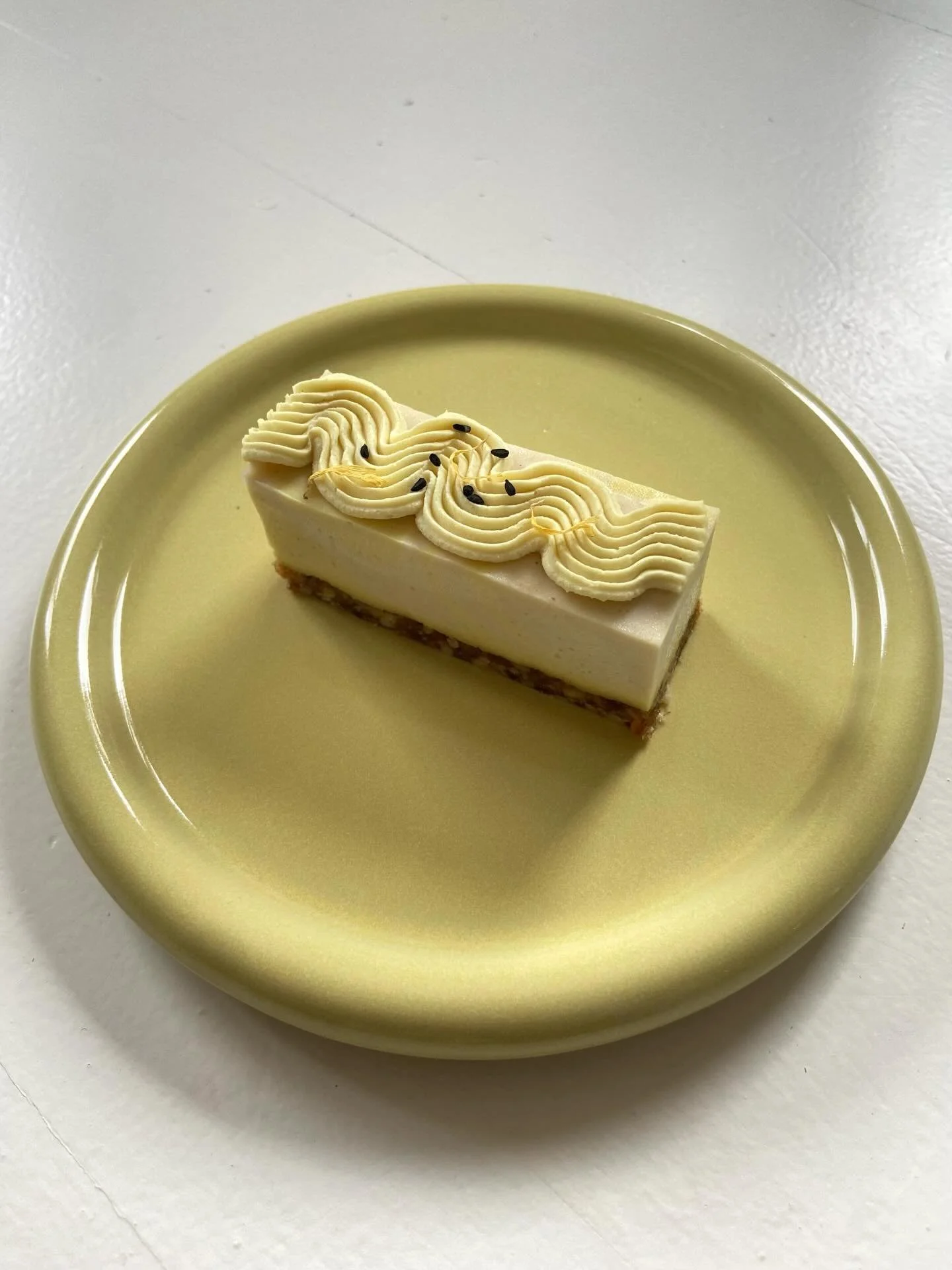 It&rsquo;s been a while since I&rsquo;ve made these fresh lemon vanilla raw cake bites 💛 Happy Saturday! You can find a few at @skorpanjakobstad today!