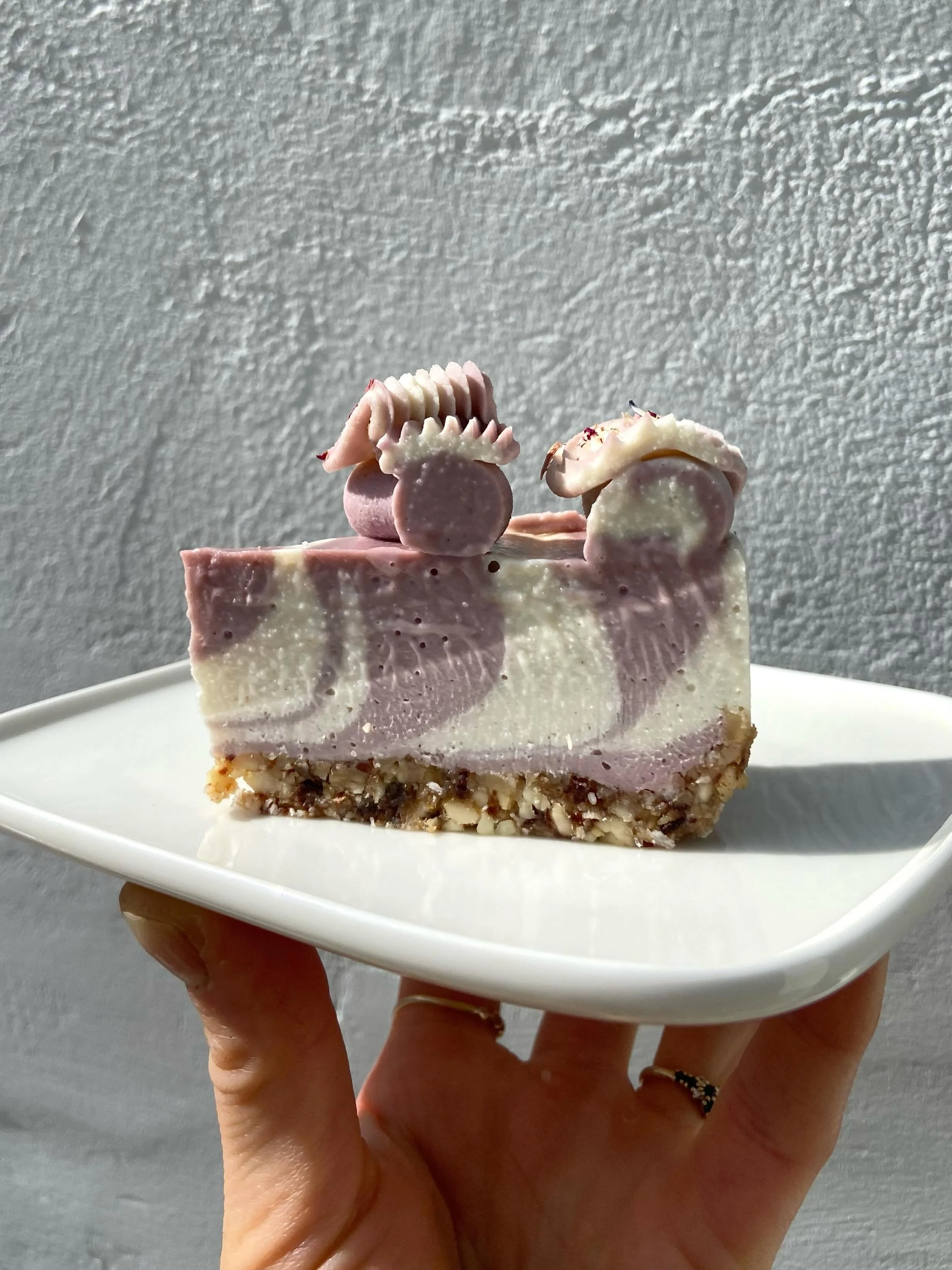 SUMMER RAW CAKE 🐚🪁 this one is with strawberry and coconut. Perfect for sunny days! 

Have a lovely June! 🌿