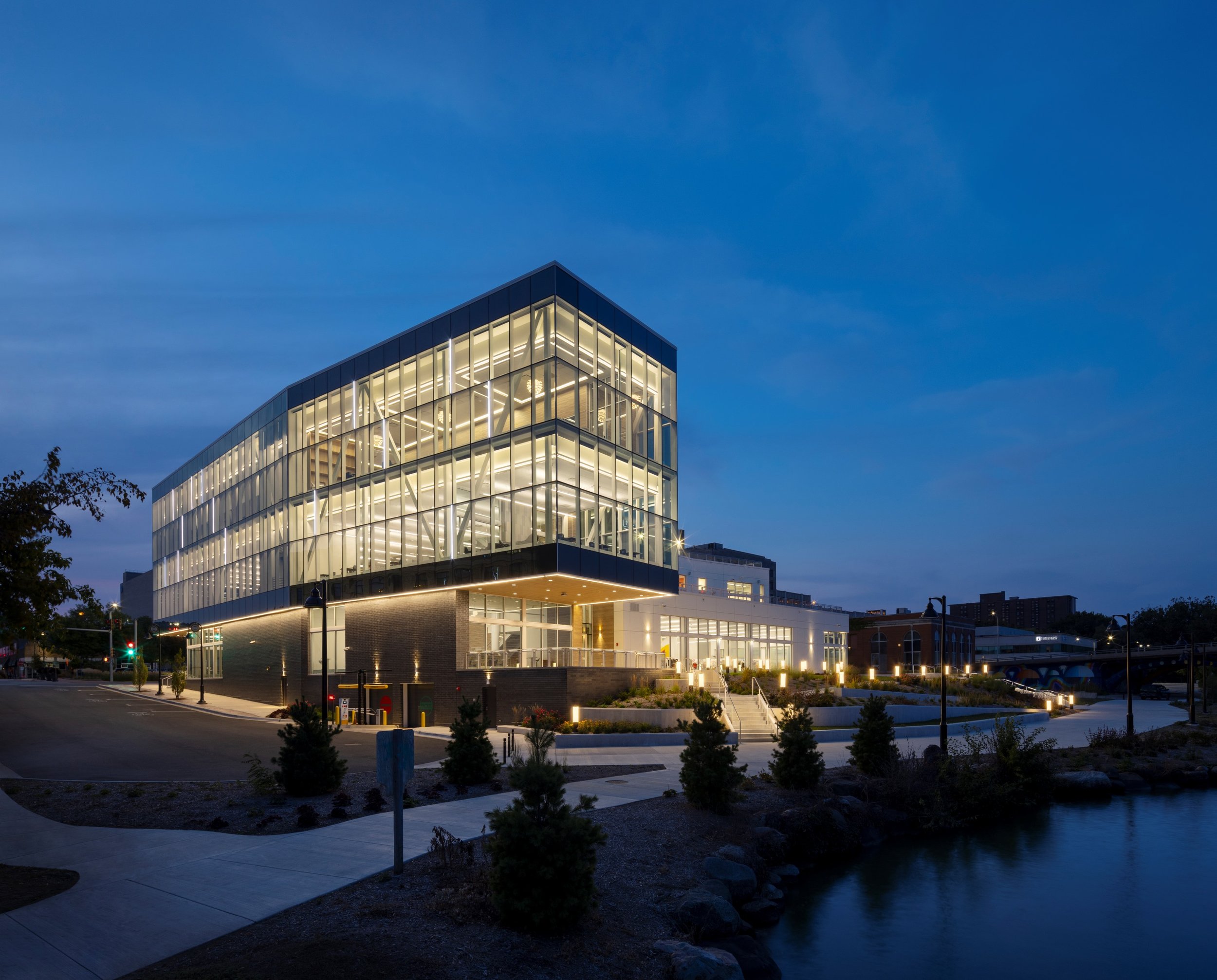 studiogwa-rpl-exterior-SE-corner-dusk.jpg