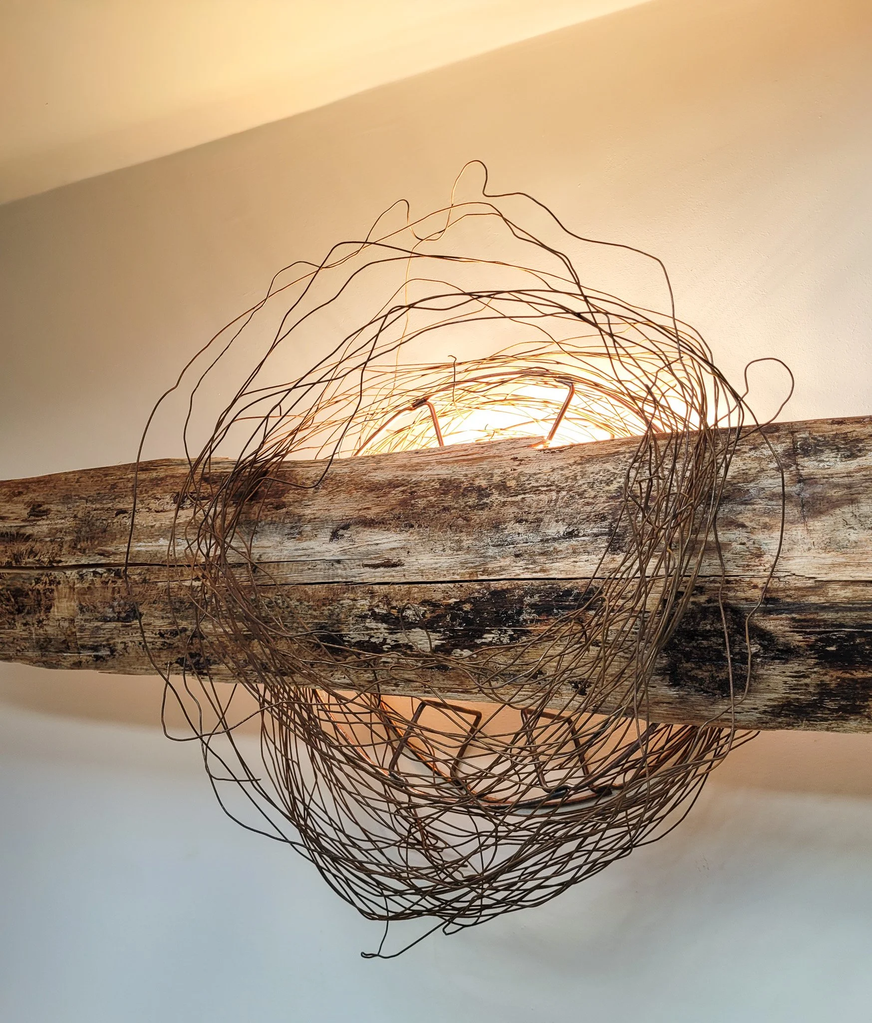 Lustre en bois et fil métallique en forme de cercle