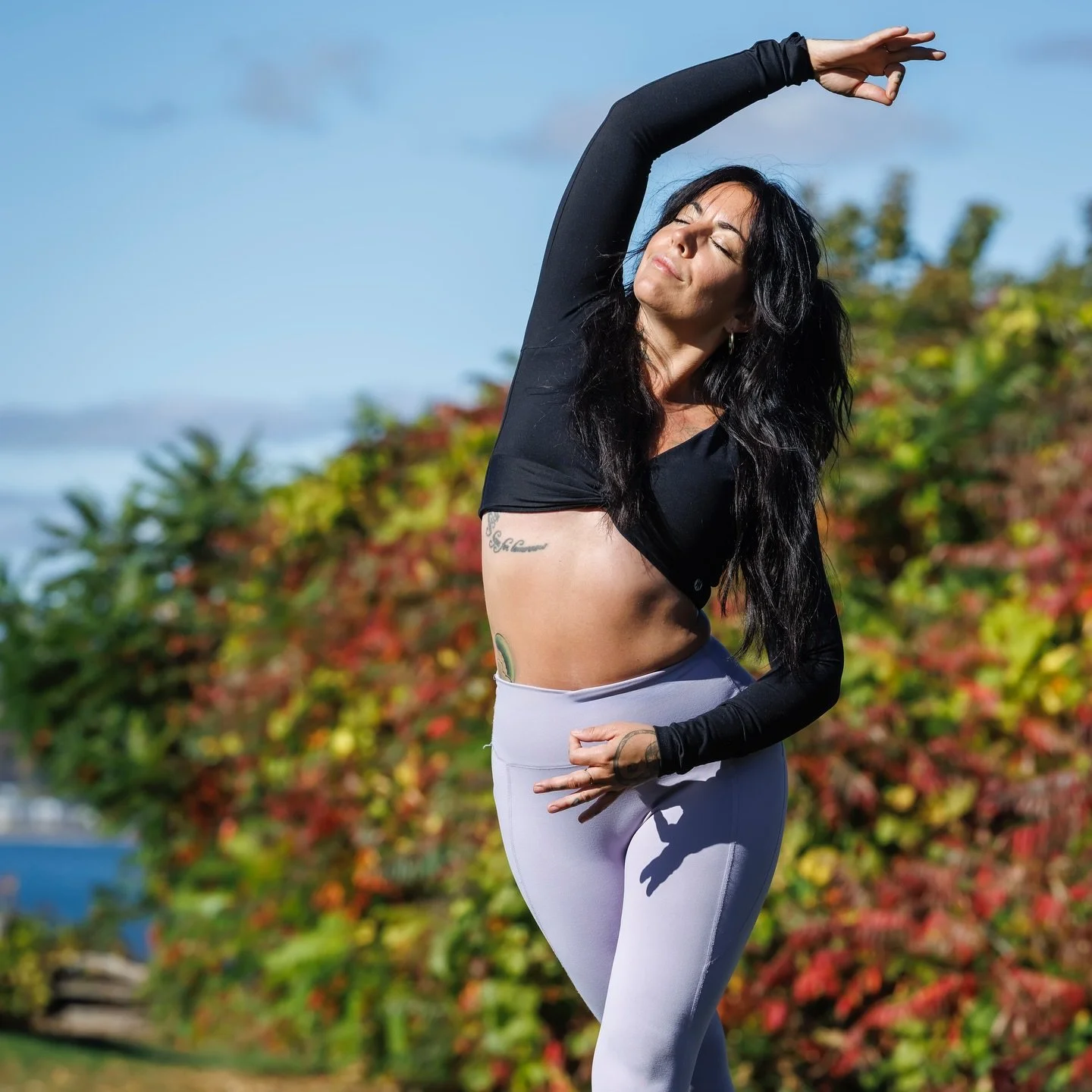 STEP INTO YOUR POWER ✨🧘🏻&zwj;♀️
Tu vibres chaque fois qu&rsquo;un cours de yoga t&rsquo;am&egrave;ne un peu plus loin que les postures ? Quand il y a ce je-ne-sais-quoi de sacr&eacute;, d&rsquo;authentique et de vibrant ? 💫

Et si c&rsquo;&eacute;