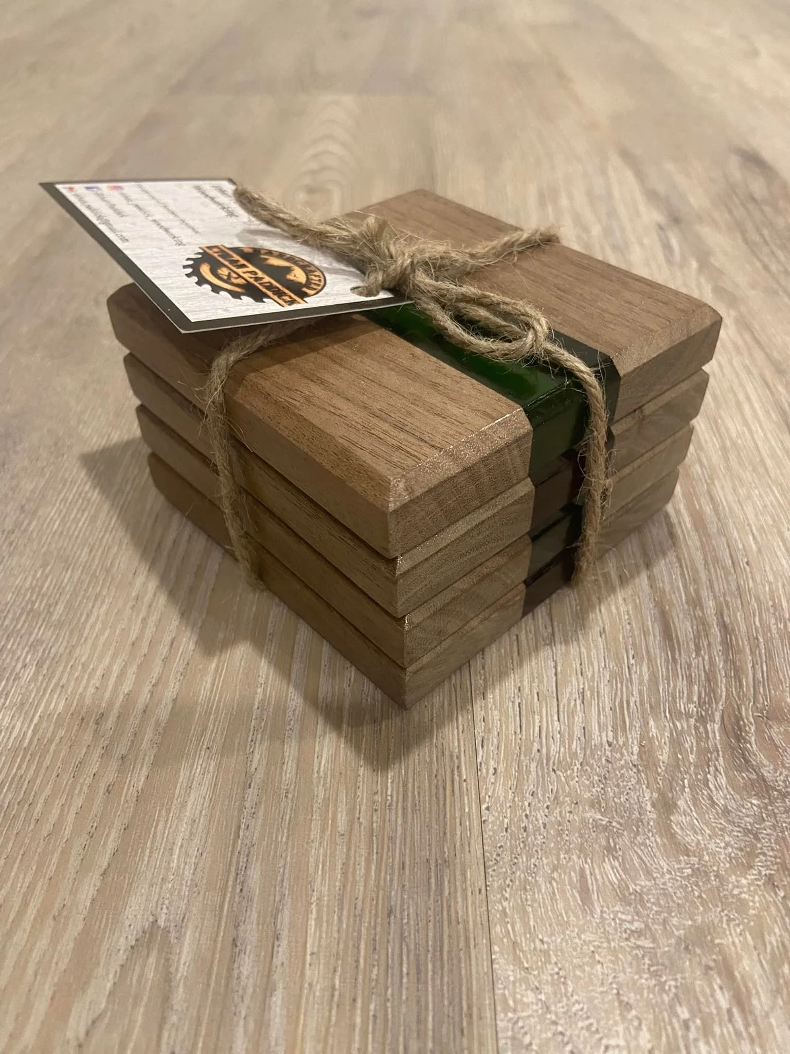 Beautiful Christmas coloured epoxy coasters for sale.

2 sets available! 

Dm me for inquiries:)