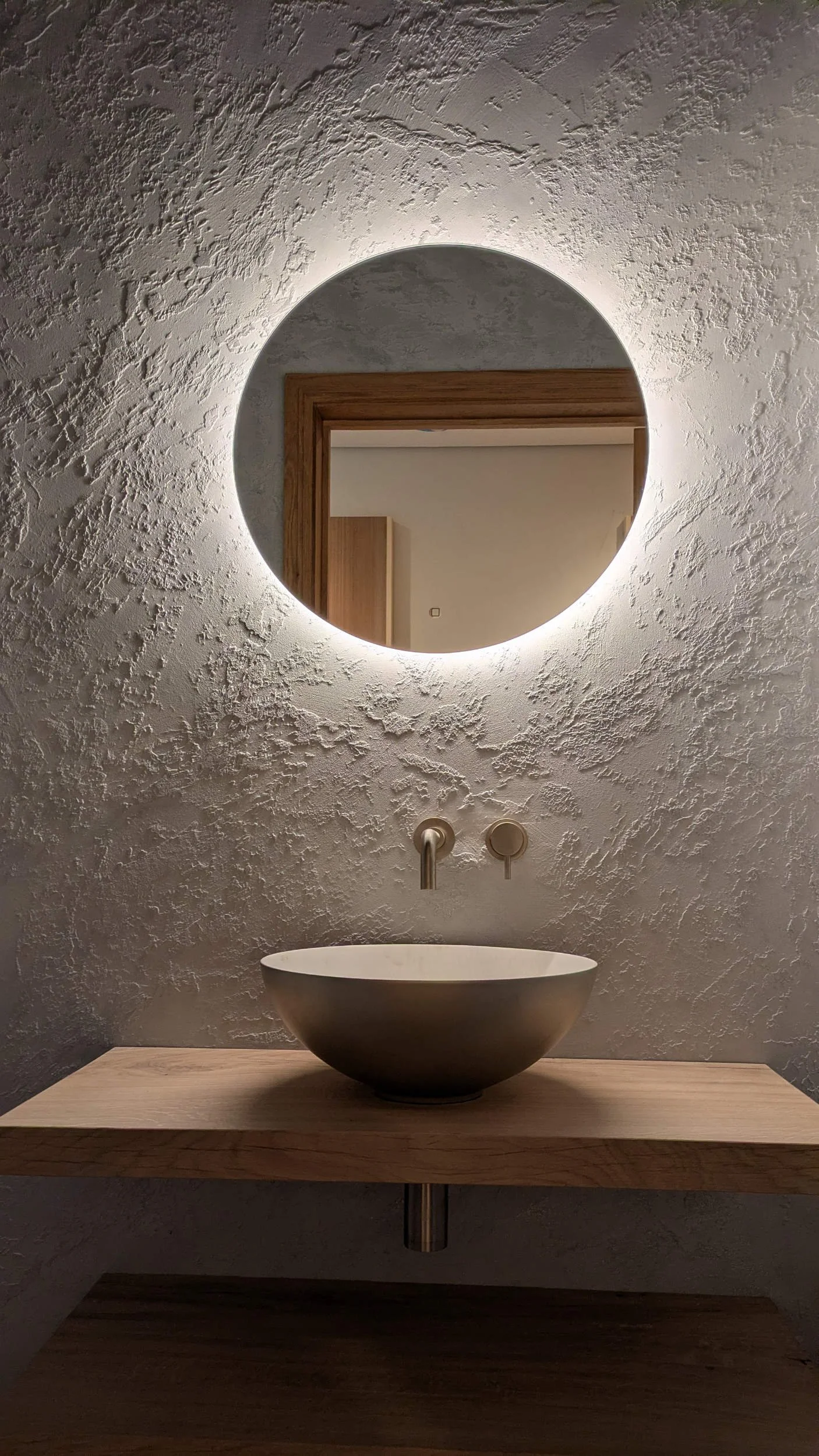 Creative Wall Finishes That Wow:            “Why Designers Are Choosing Venetian Plaster Over Paint”
