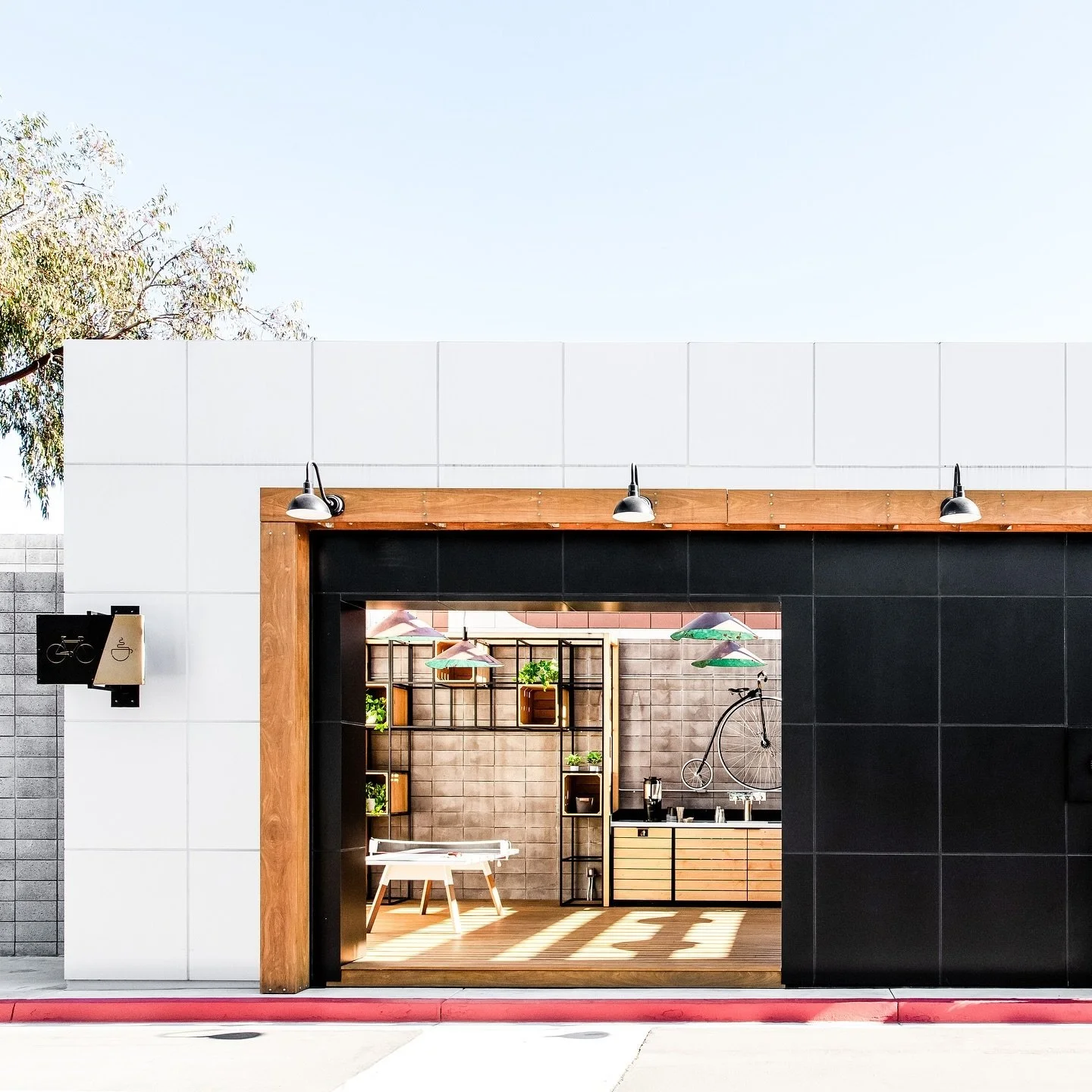 BIKE CAFE | HOSPITALITY

The concept for this space was derived from the garden trellis and the inspiration of the many outdoor activities that take place year-round in sunny San Diego. The goal was to create a design that embraced the natural light 