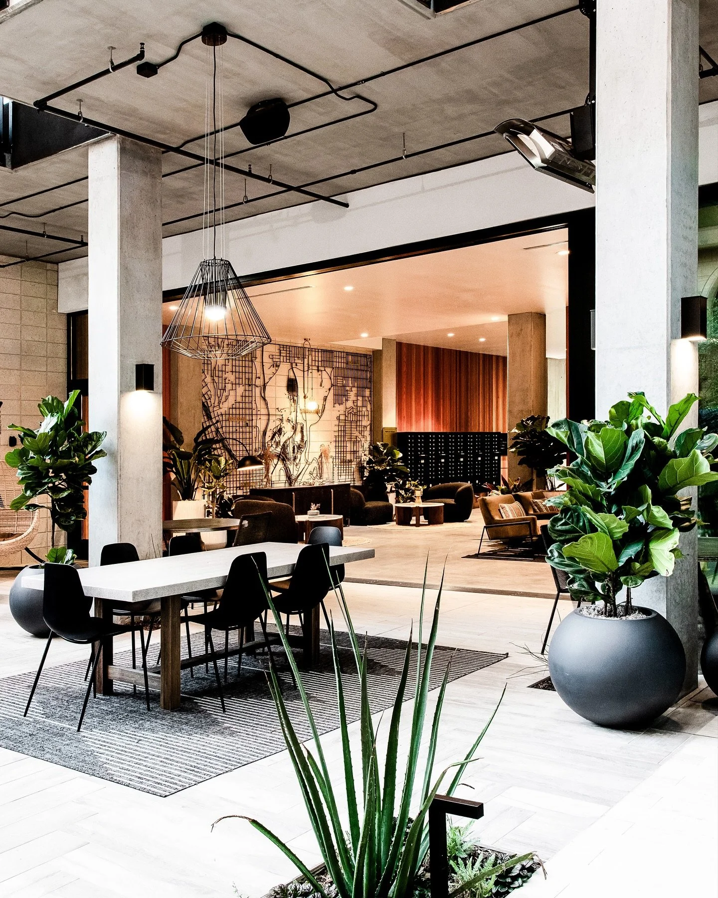 LOCAL LANDSCAPE MEETS MODERN ELEGANCE 

 Inspired by the calming tones of the Pacific and the raw textures of concrete and steel, this space blends modern design with a connection to San Diego&rsquo;s landscape. 

A custom laser-cut steel feature wal