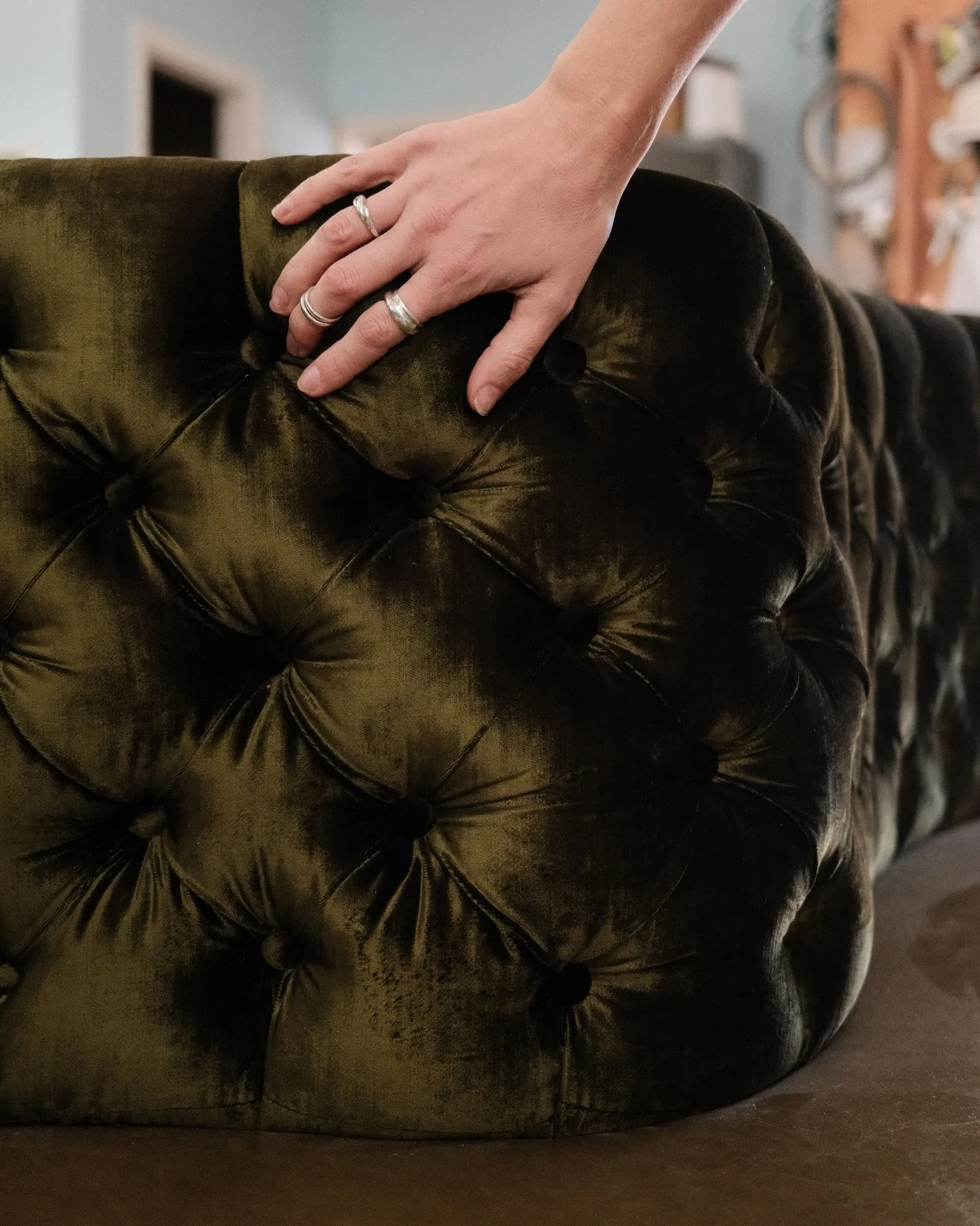 Sometimes our in-house upholstery team over at @tecture is booked and busy and that&rsquo;s when we call in our trusted friends at Robnett&rsquo;s.

Excited to team up on an upcoming project featuring custom booths, crafted with care, comfort, and se