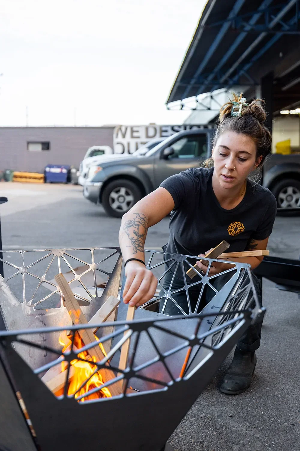 tecture-custom-steel-fire-pit-lit.webp
