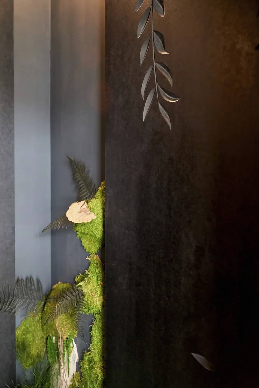 flora-the-venue-la-jolla-preserved-moss-panel-detail.webp
