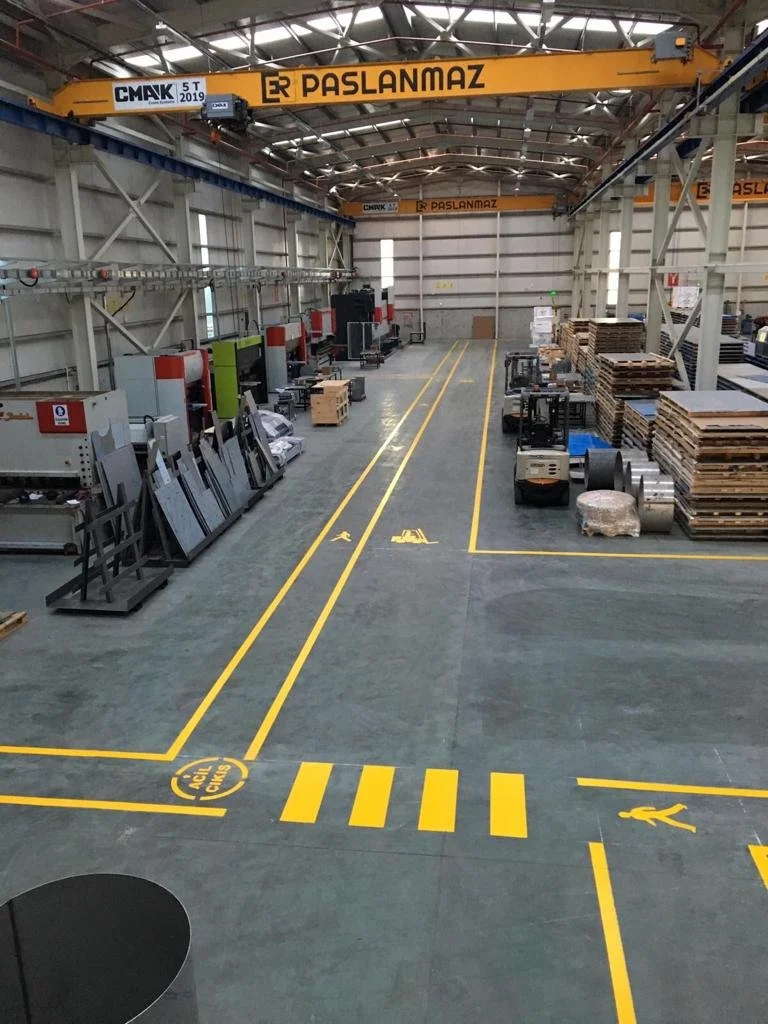 Trabzon, Rize, Giresun, Ordu, Samsun, Artvin, Gümüşhane ve Bayburt’ta fabrika yol çizgileri, iş güvenlik çizgileri, yaya–forklift yolu uygulamaları profesyonel hizmet.