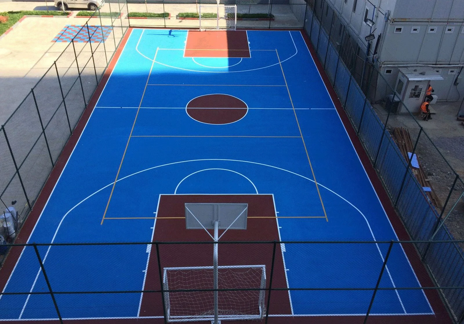 Akrilik zemin, kauçuk kaplama, tartan pist, SBR ve EPDM zemin çözümleriyle yürüyüş yolları, bisiklet yolları, spor alanları ve çocuk parkları için dayanıklı, kaymaz ve çevre dostu yüzeyler sunuyoruz. İLKE Yapı Teknik ile uzun ömürlü zemin sistemleri 