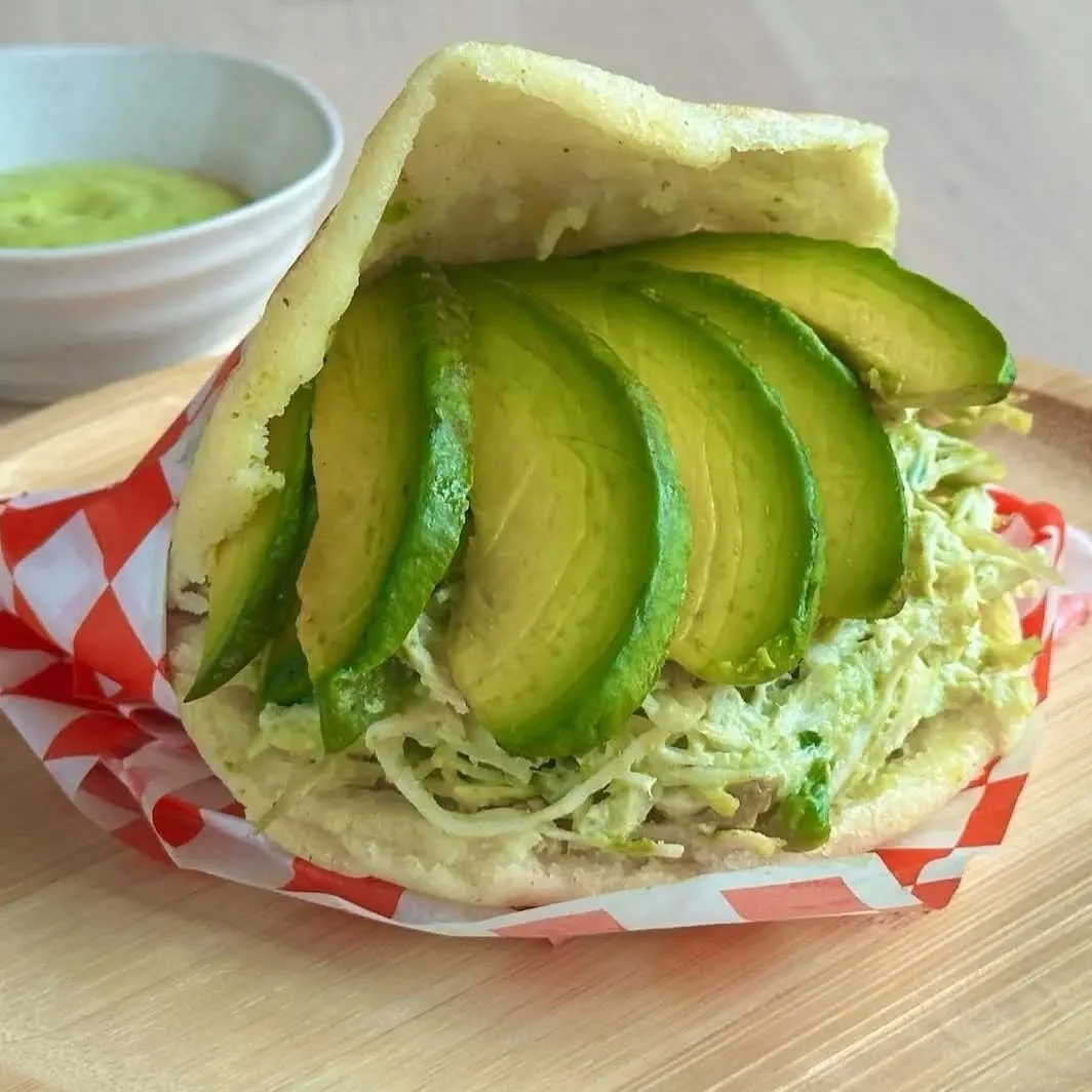 Arepa Reina Pepiada ✨️🔥 Chicken salad &amp; Avocado!! 🤤🤤🤤

#reinapepiada 
#foodvenezuela 
#foodphotography 
#arepasvenezolanas 
#venezuelafood 
#arepaspollo