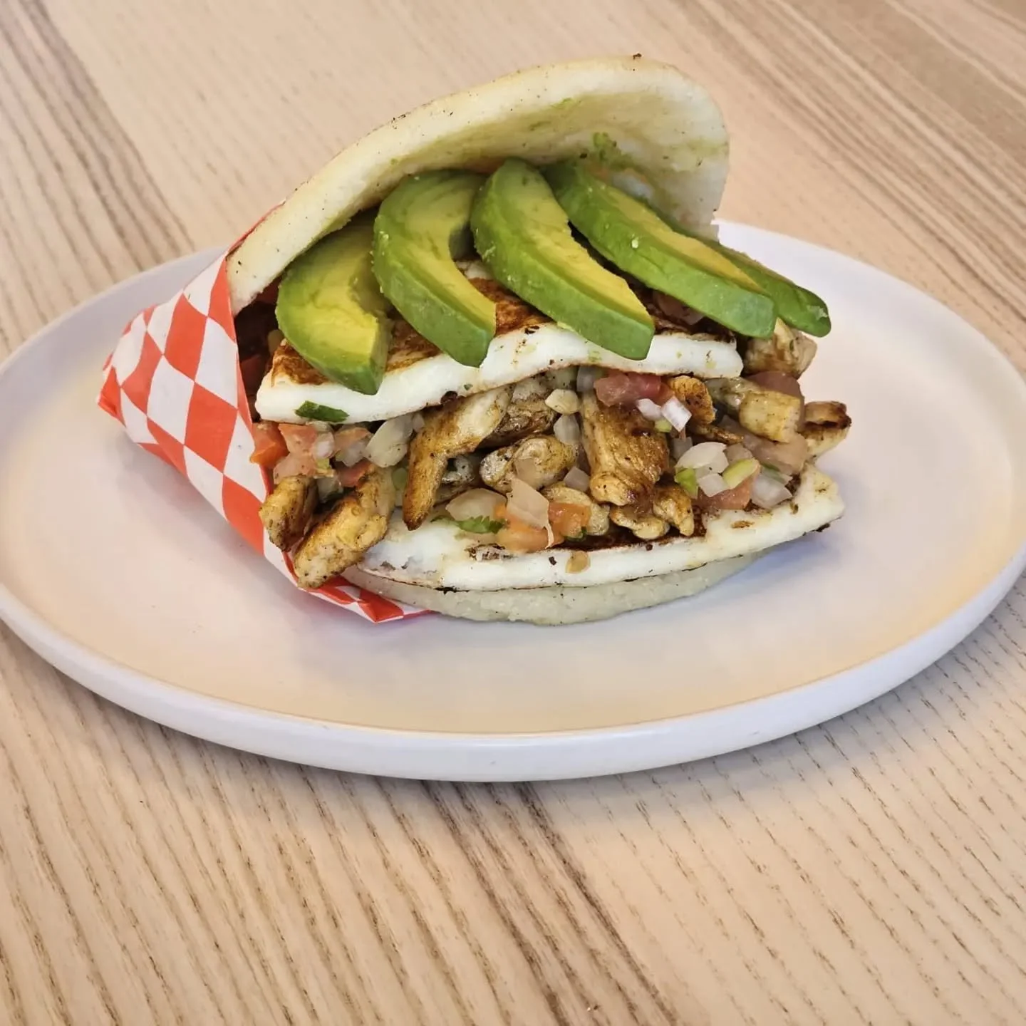 &iexcl;roasted chicken arepa! ✨️a delight made with love and with the best ingredients🤩

#arepasvenezolanas 
#food
#asado
#chiken 
#roasted